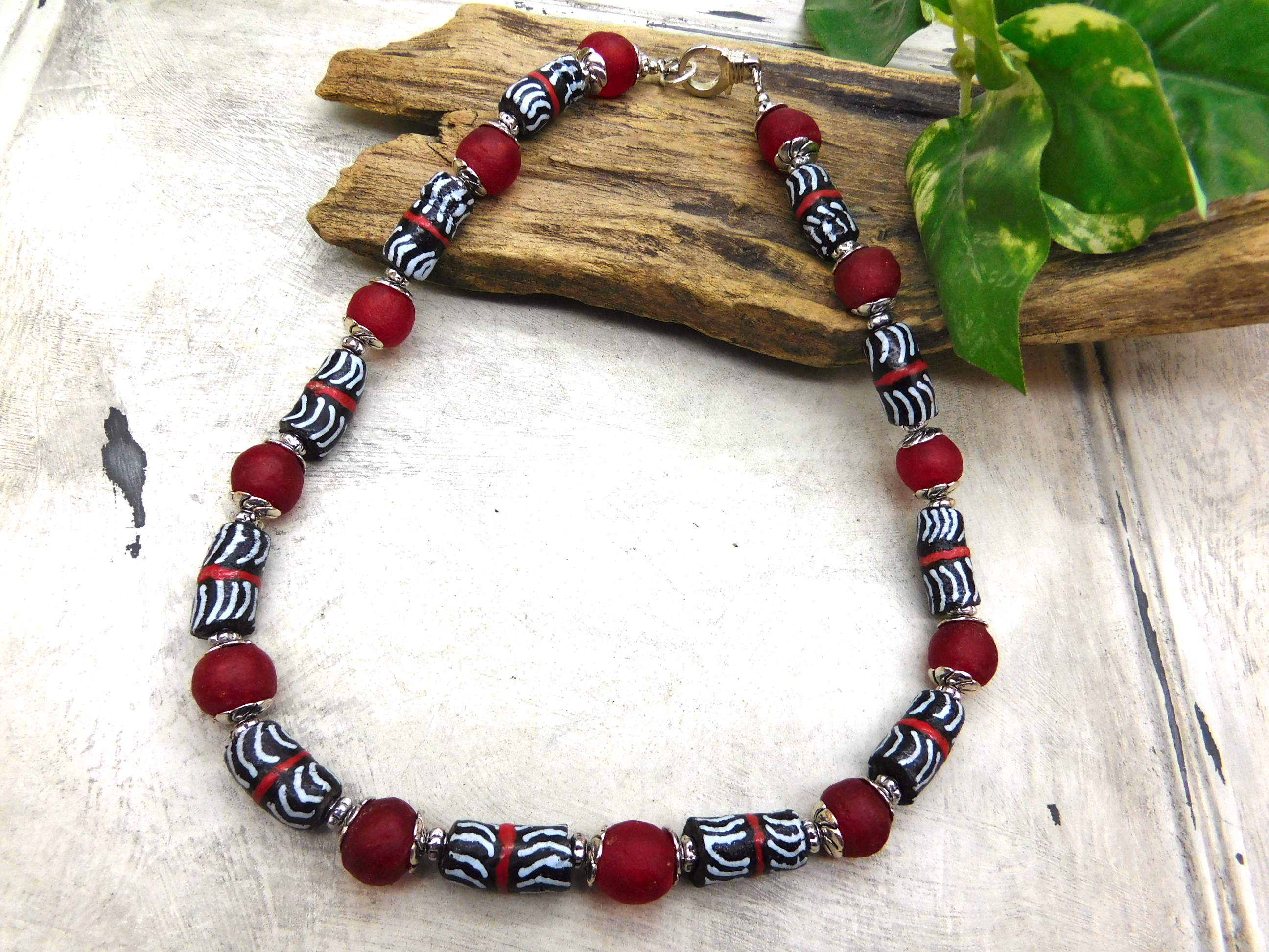 afrikanische Halskette mit Krobo-Recyclingglas in Schwarz und Rot
