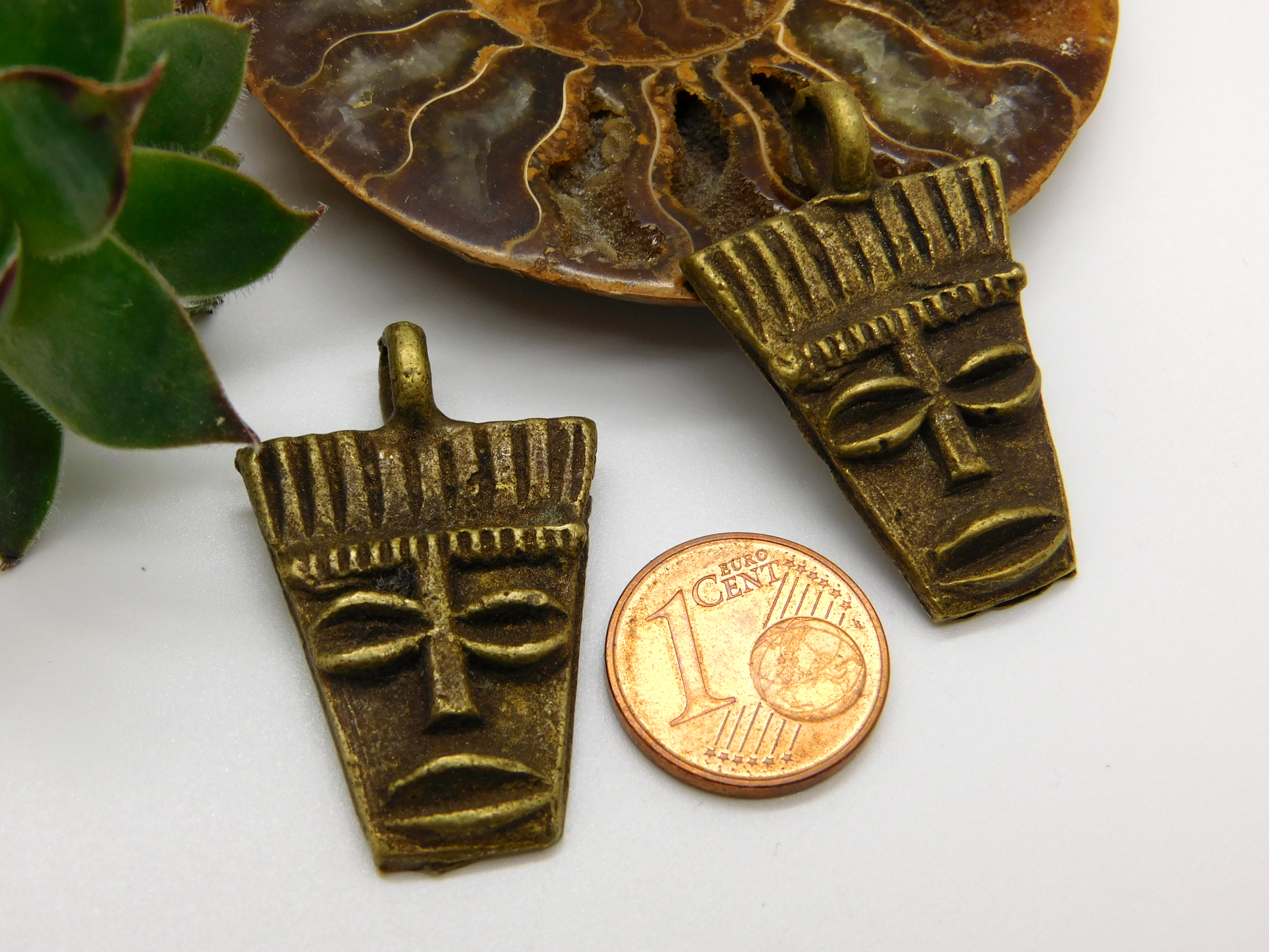 2 handgemachte afrikanische Bronze-/Messing-Anhänger - Masken eckig