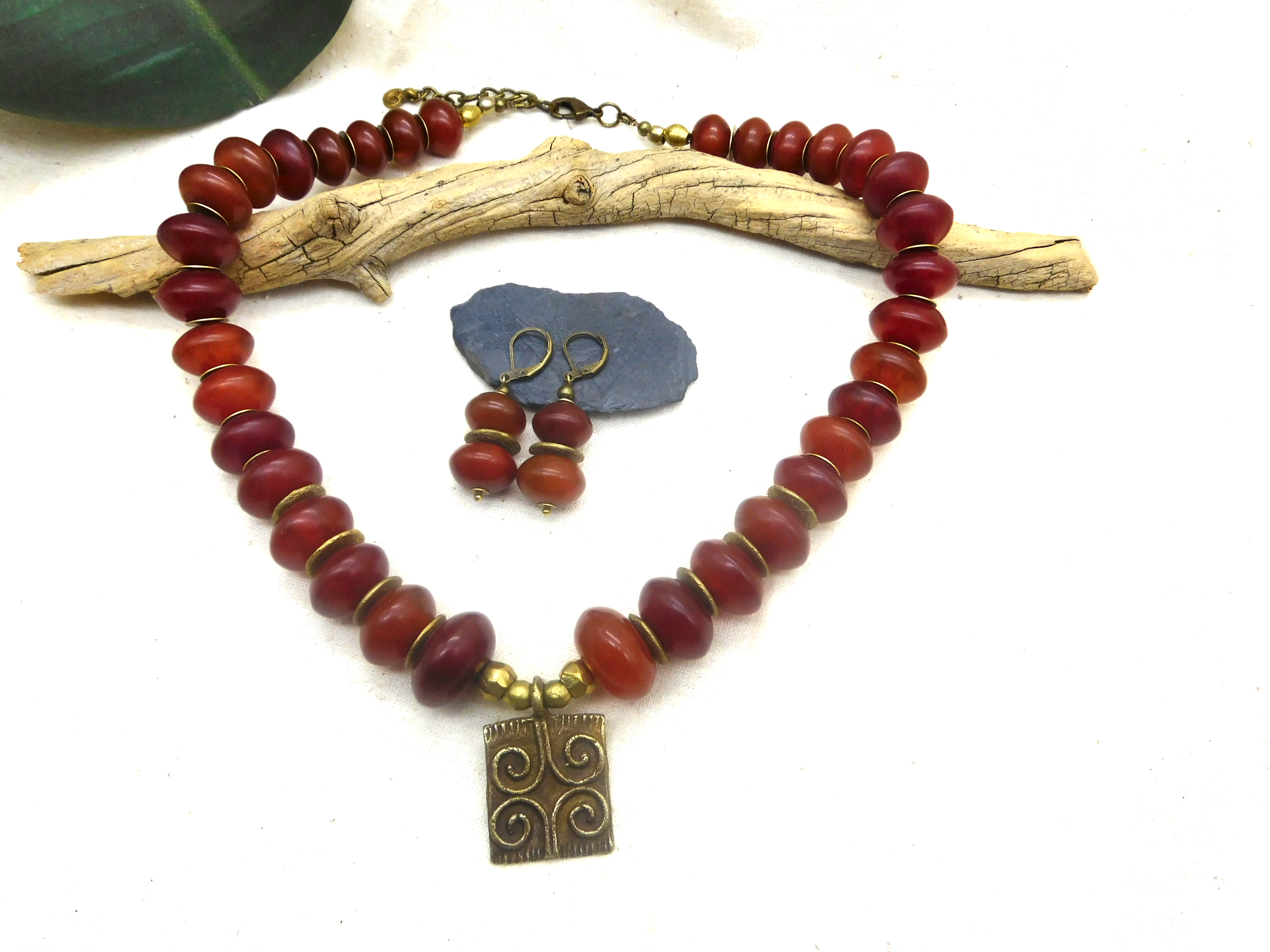 afrikanisch inspirierte Halskette mit Resin Bernstein-Imitat und Sankofa Bronze Anhänger