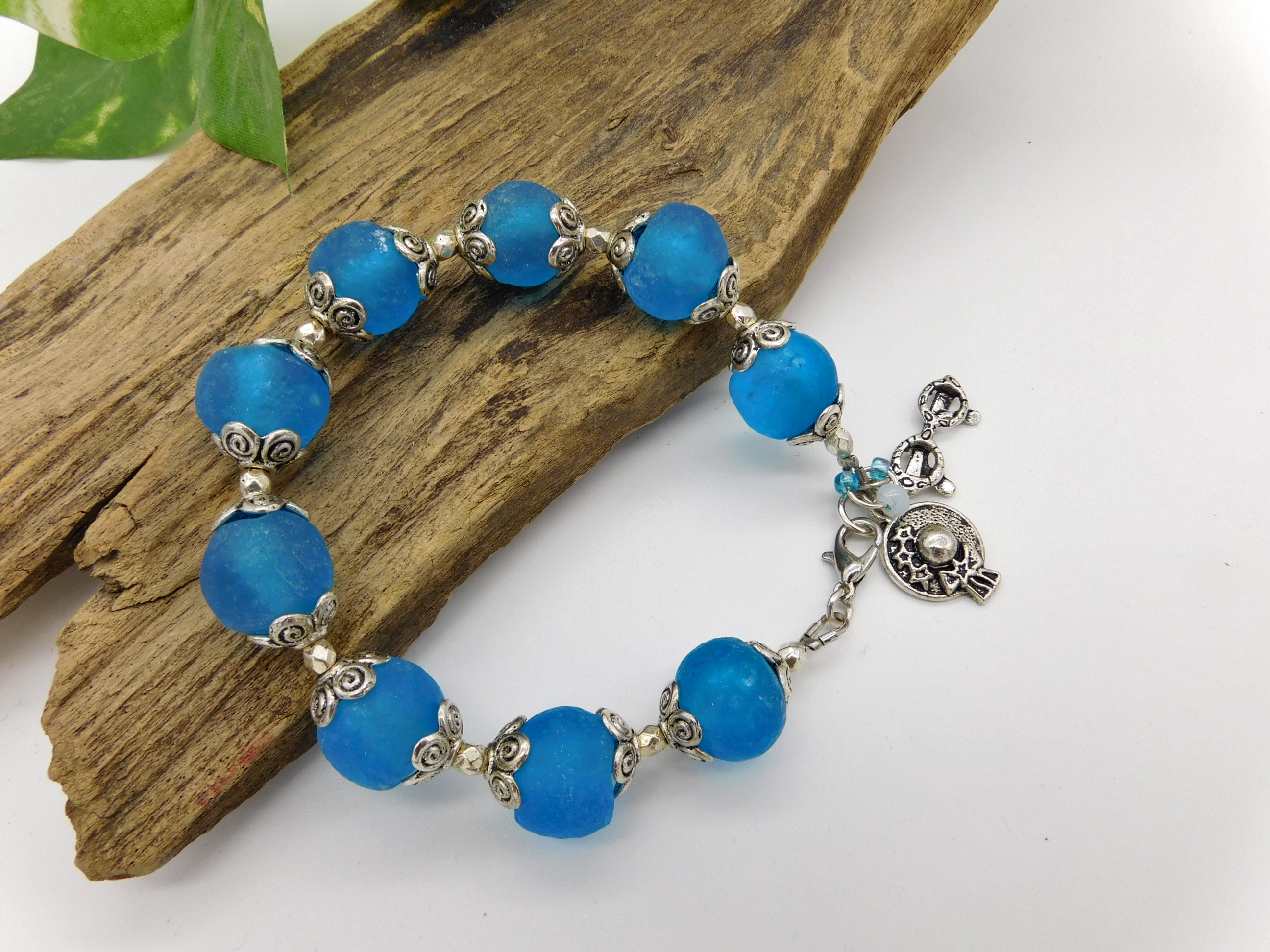 Armband aus afrikanischen Krobo Recyclingglas Perlen - türkis-blau,silber - 21 cm