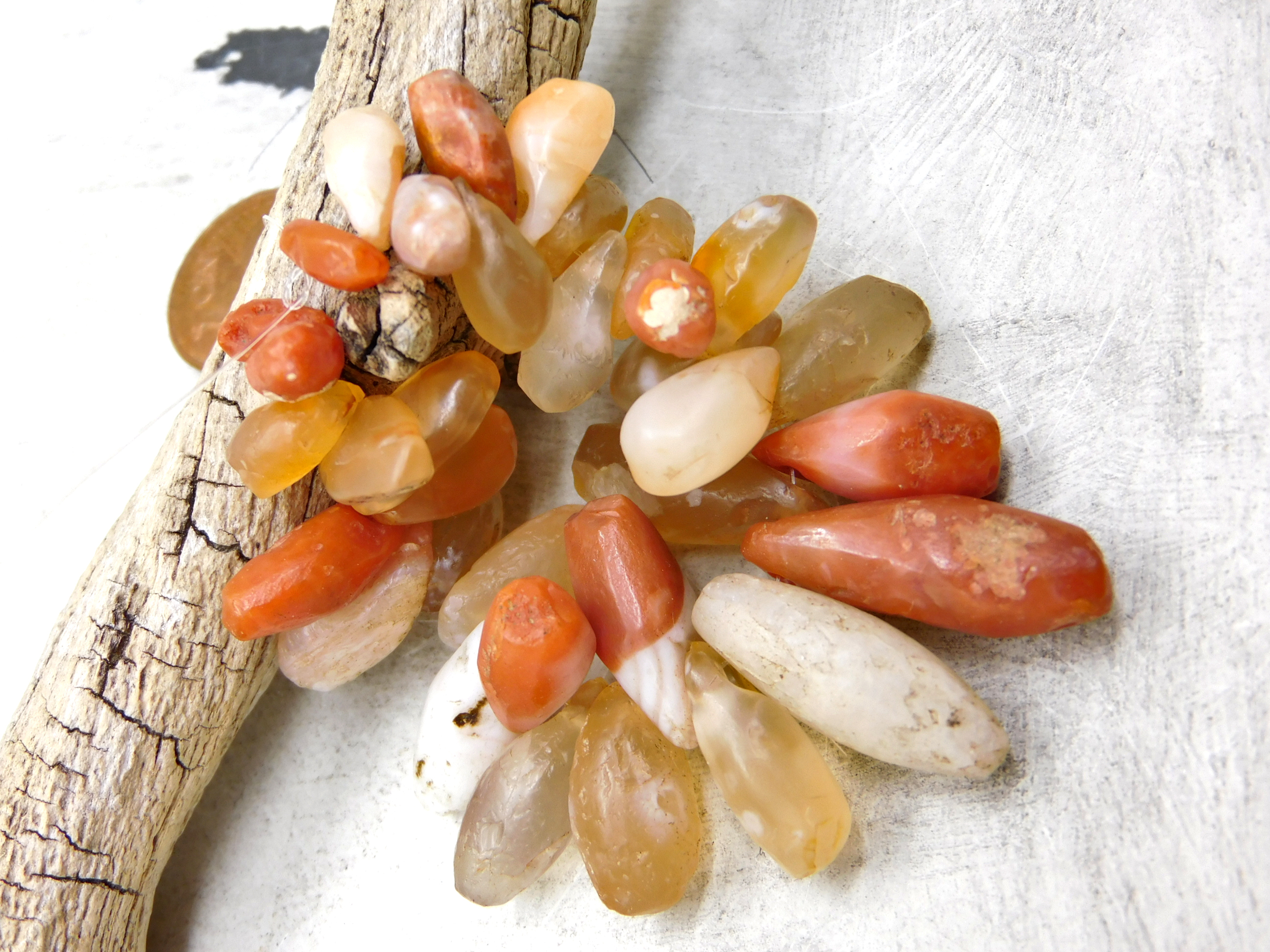 small stone pendants from Sahara desert, very rare, teeth, teardrops - quartz, jasper, agate, carnelian