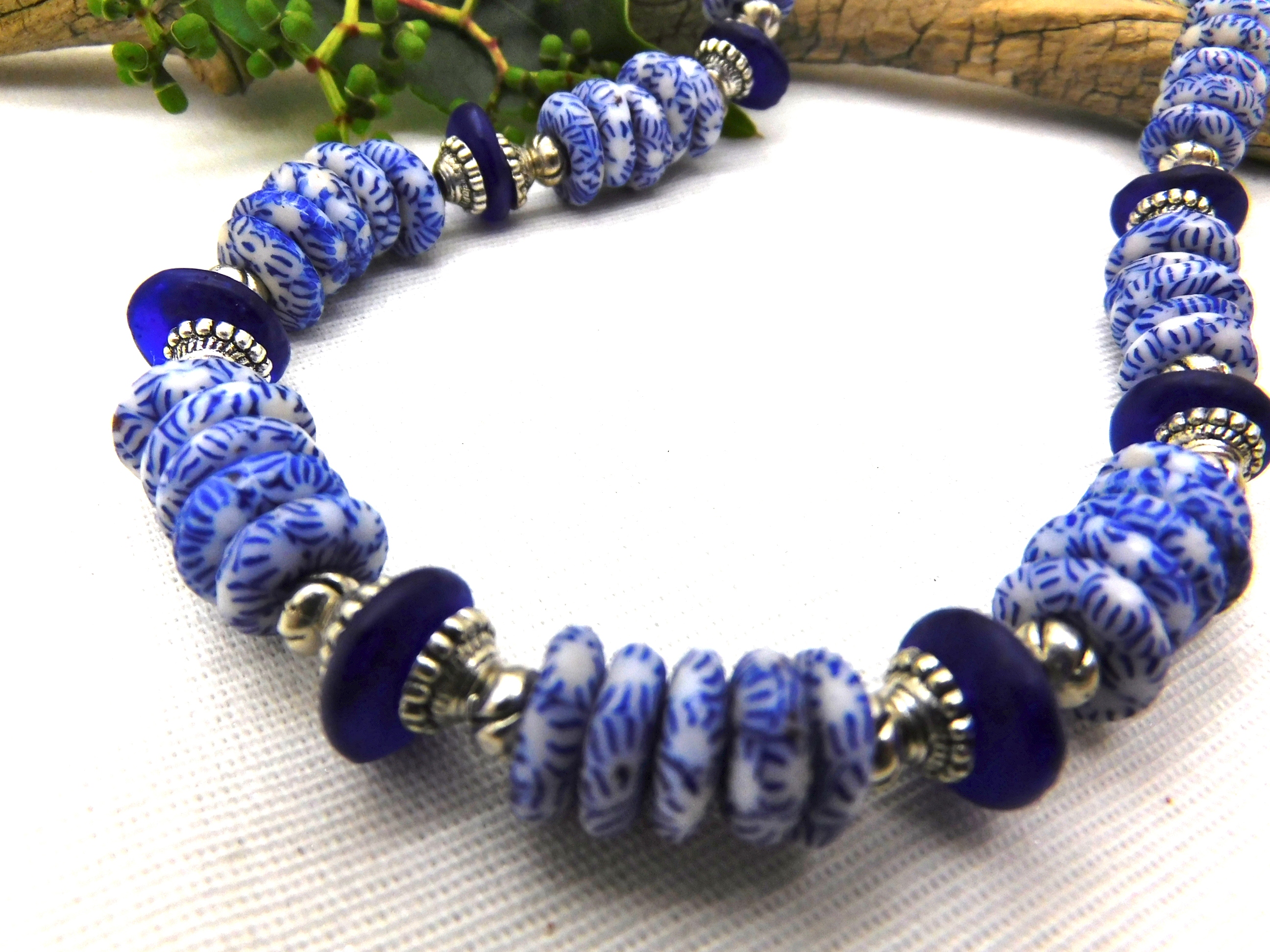Halskette - afrikanische Krobo-Glas-Rondelle - weiß, blau, silber