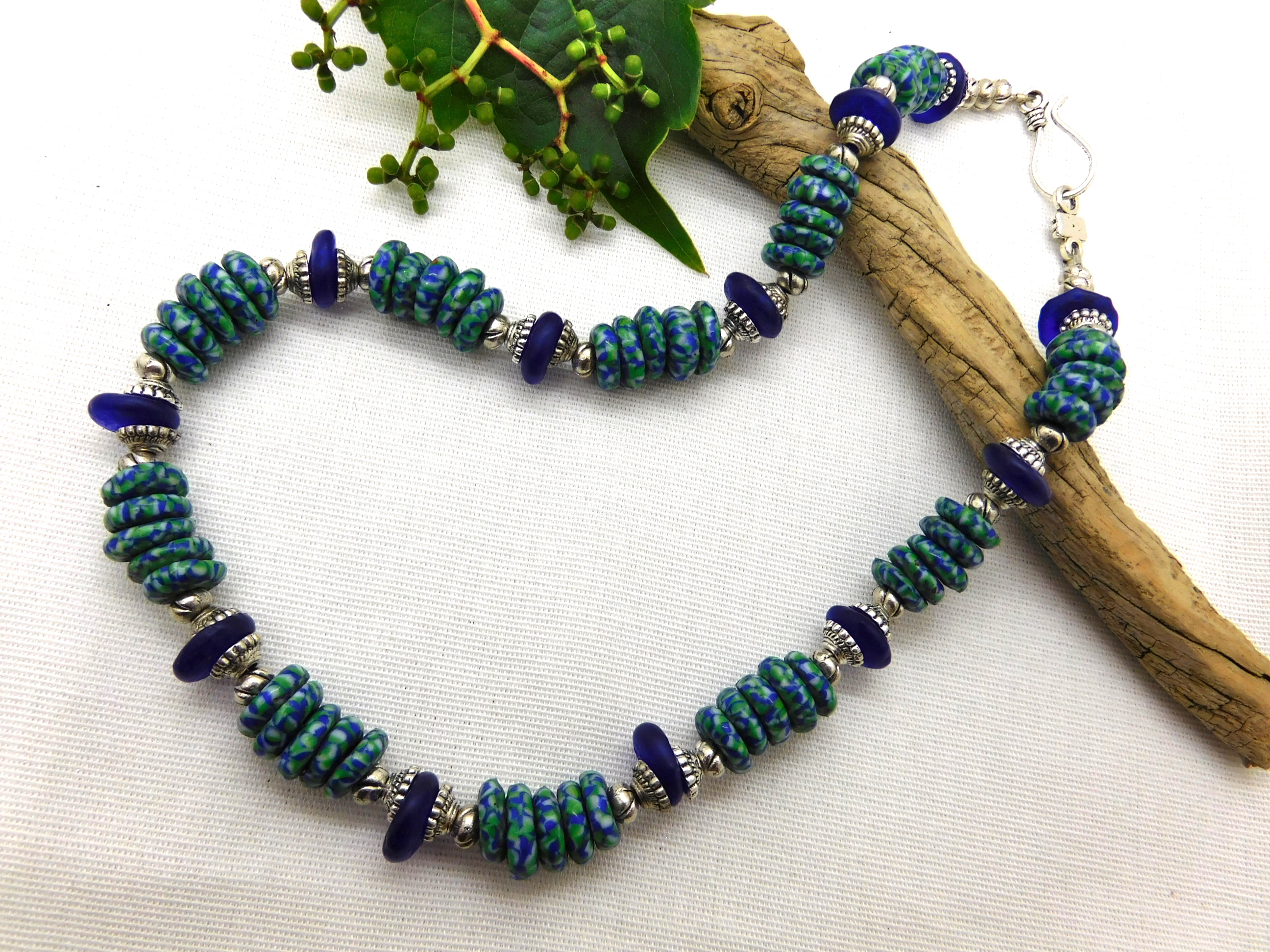 Halskette - afrikanische Krobo-Glas-Rondelle - blau, grün, silber