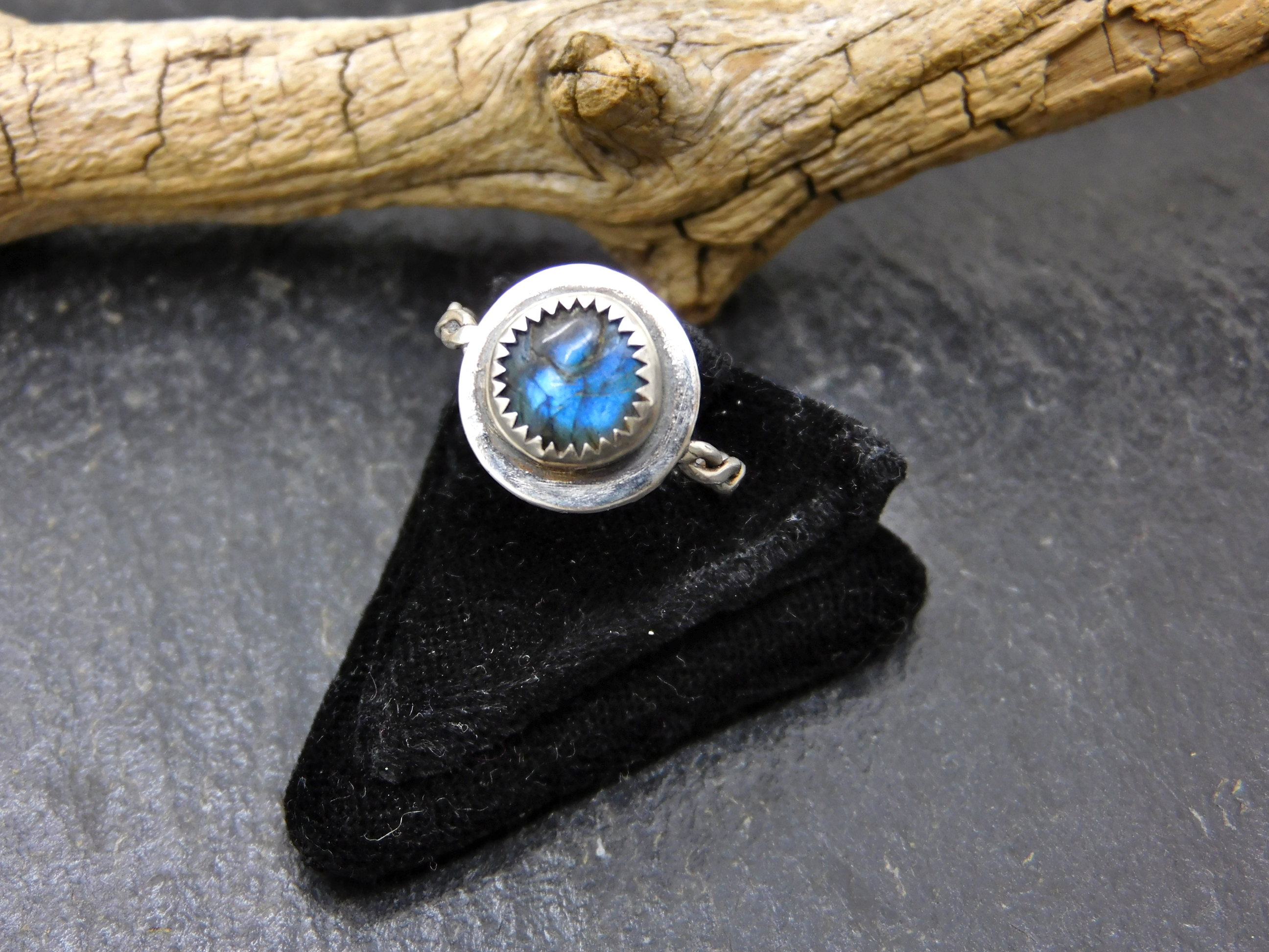 Labradorite ring in hand forged Sterlingsilver setting with twisted Ringband size 7