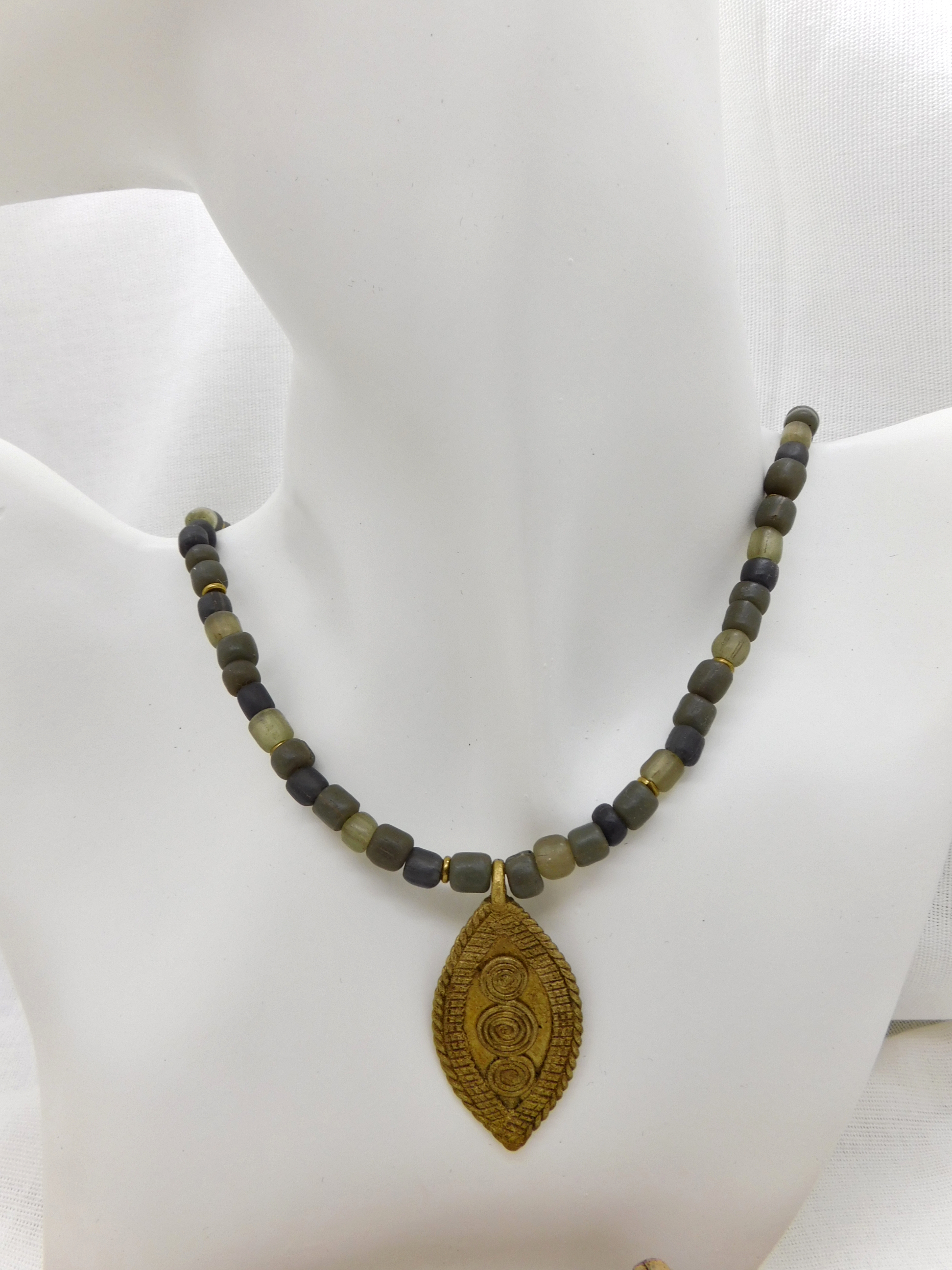 Halskette in Olivtönen, hangemachter Messing Anhänger aus Afrika 47cm