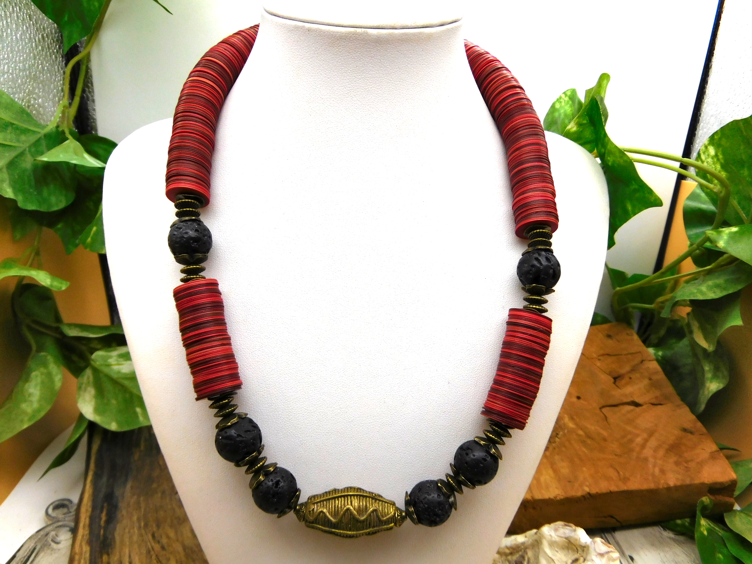 Afrikanische Halskette mit Lava, alten Bakelit-Scheiben und antiker Bronze-Perle