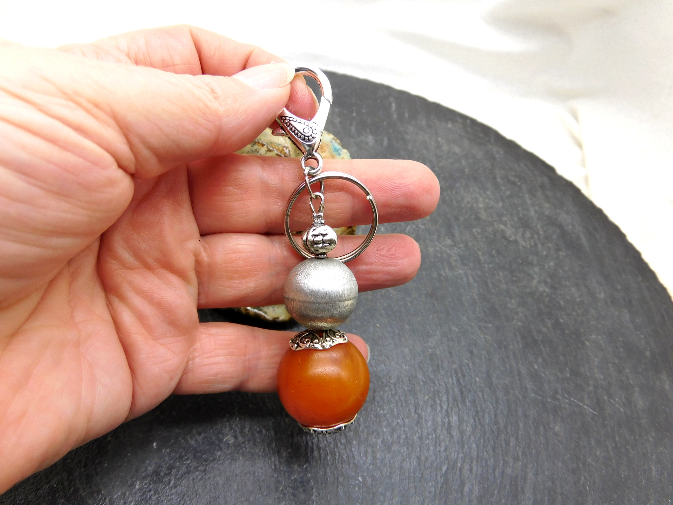 Schlüsselanhänger / Taschenbaumler im Ethno-Stil mit großer Amber Perle