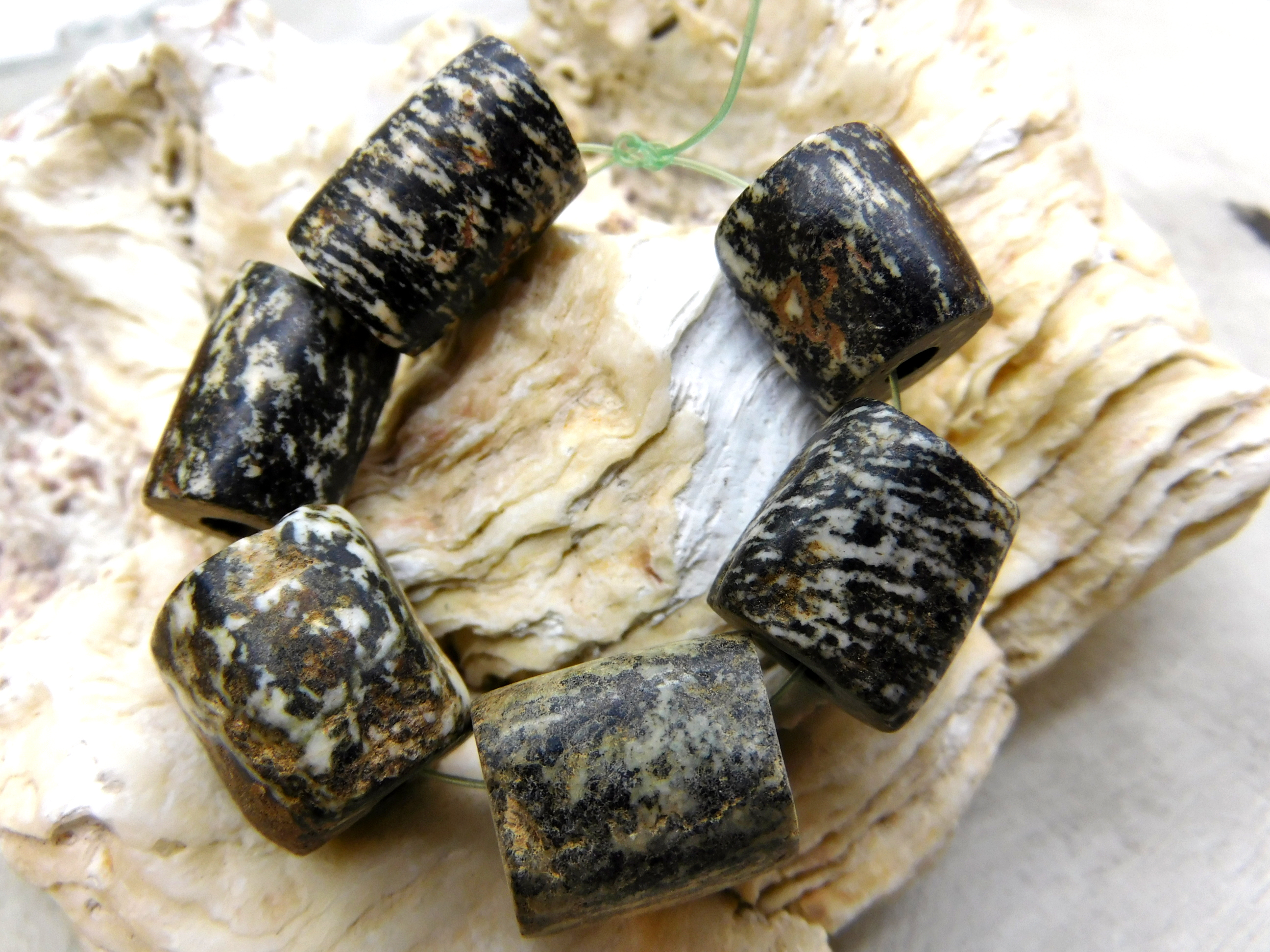 antike Granitstein Perlen aus der Sahara in Zylinderform