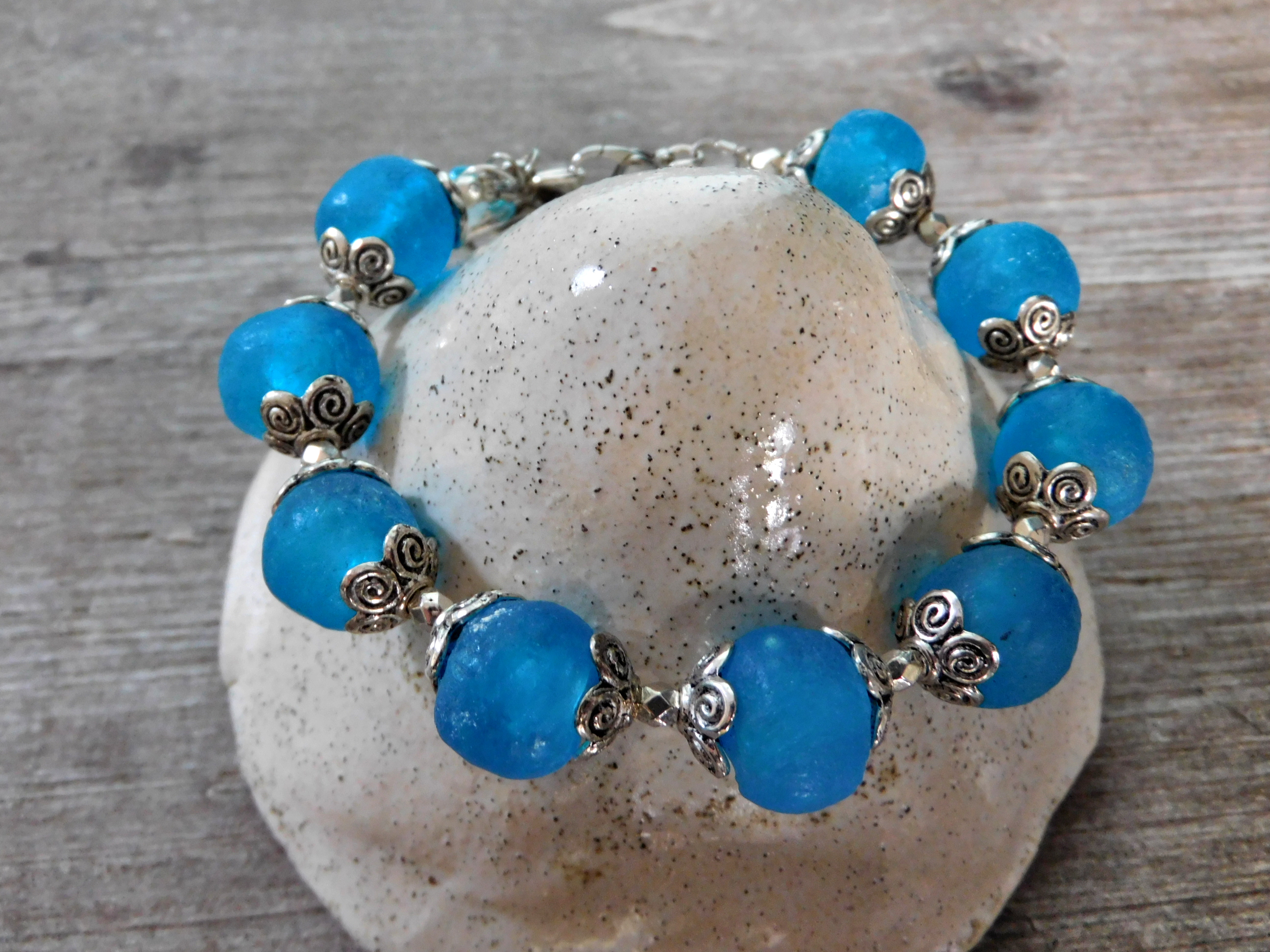 Armband aus afrikanischen Krobo Recyclingglas Perlen - türkis-blau,silber - 21 cm
