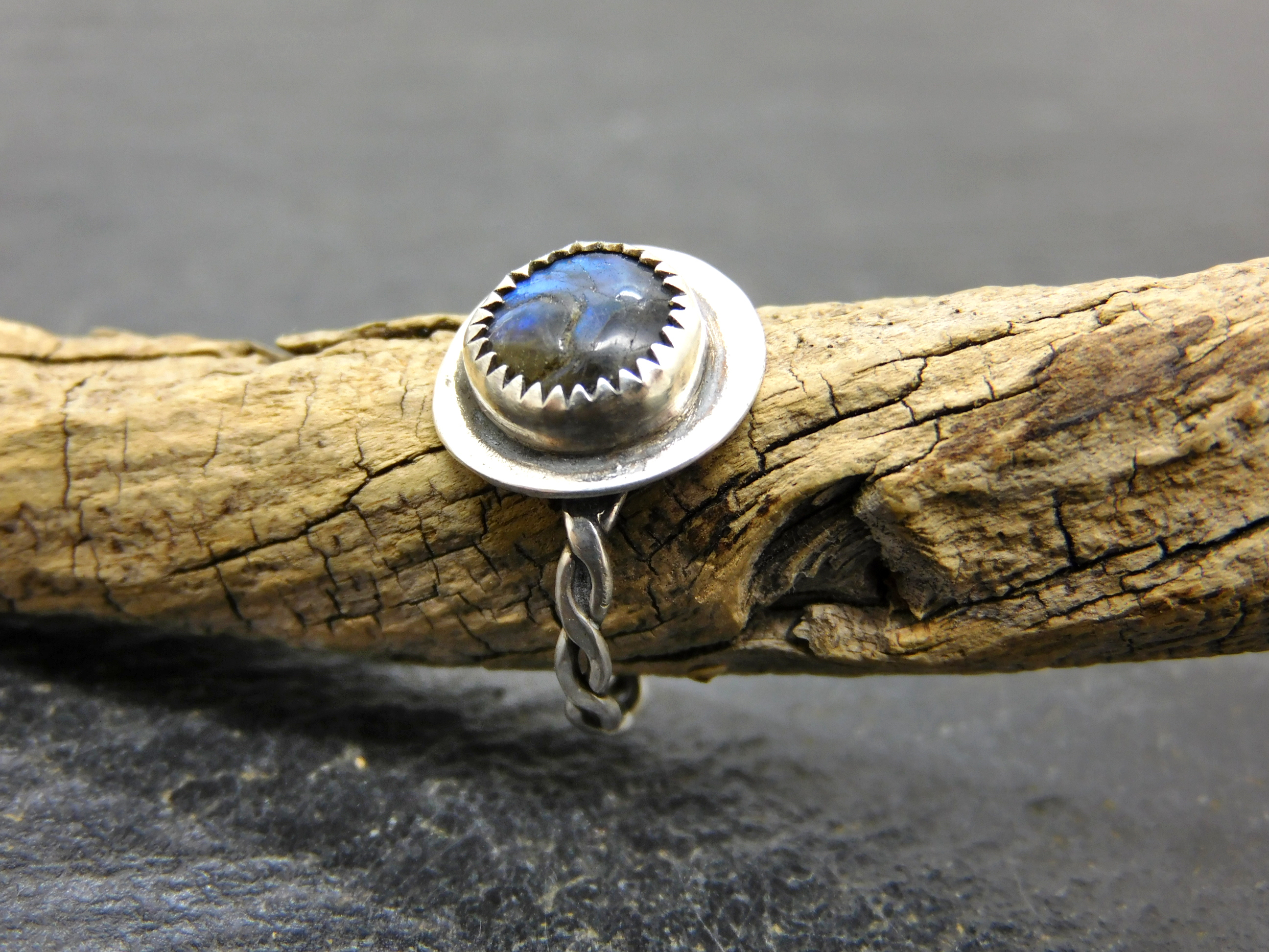 Labradorite ring in hand forged Sterlingsilver setting with twisted Ringband size 7