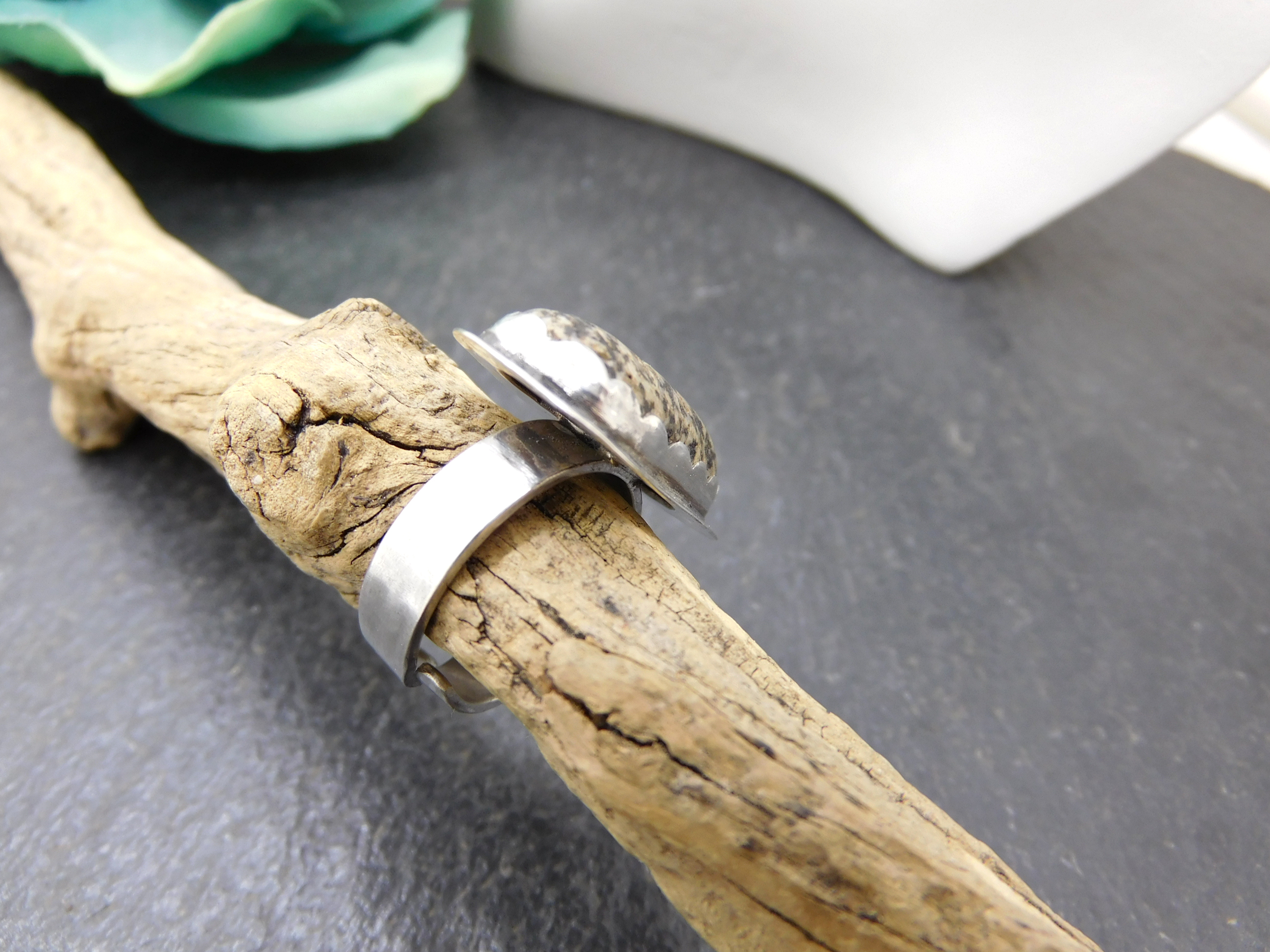 Ring handgeschmiedet mit antikem Granit aus der Sahara, 925er Silber 