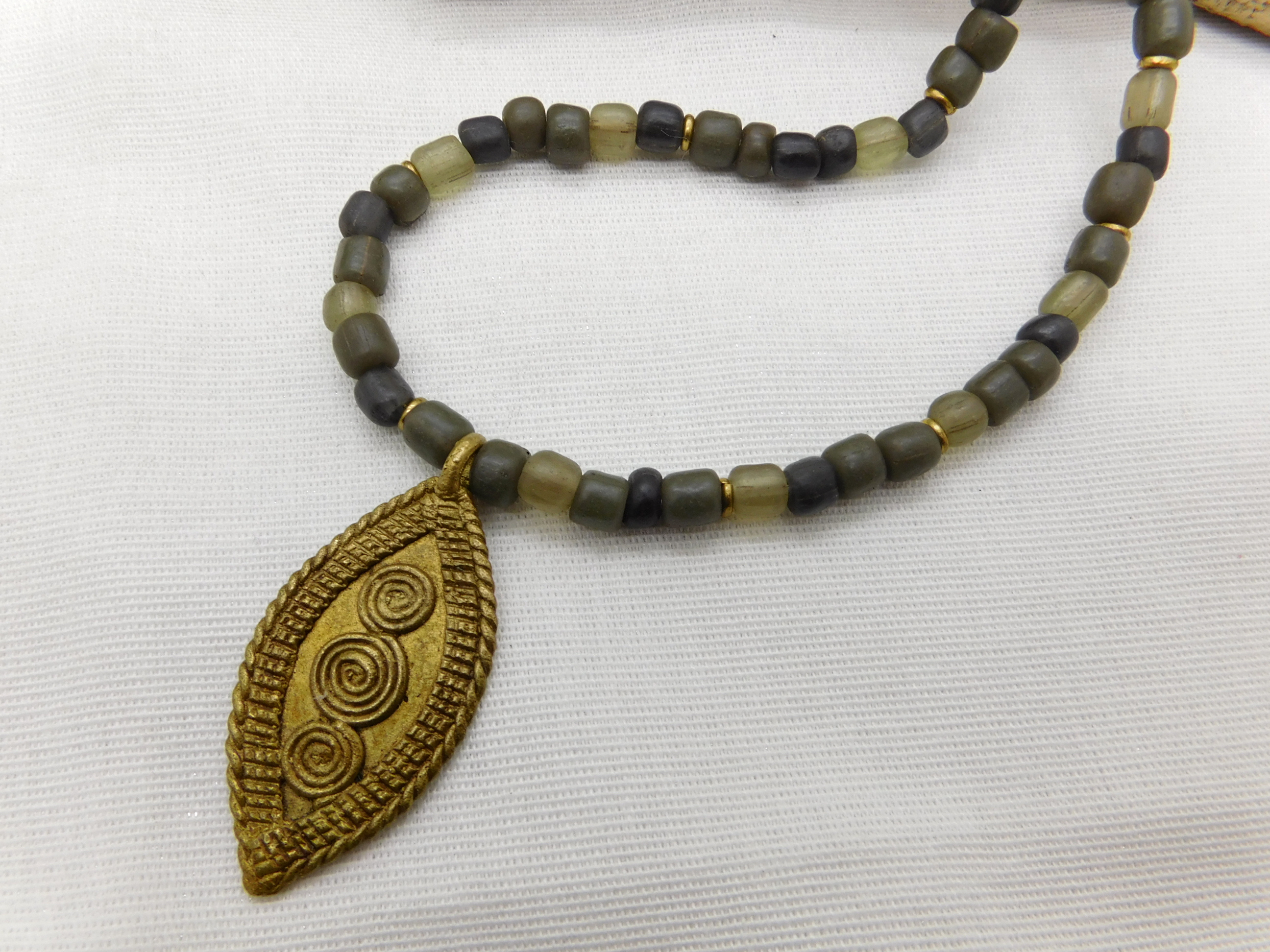 Halskette in Olivtönen, hangemachter Messing Anhänger aus Afrika 47cm