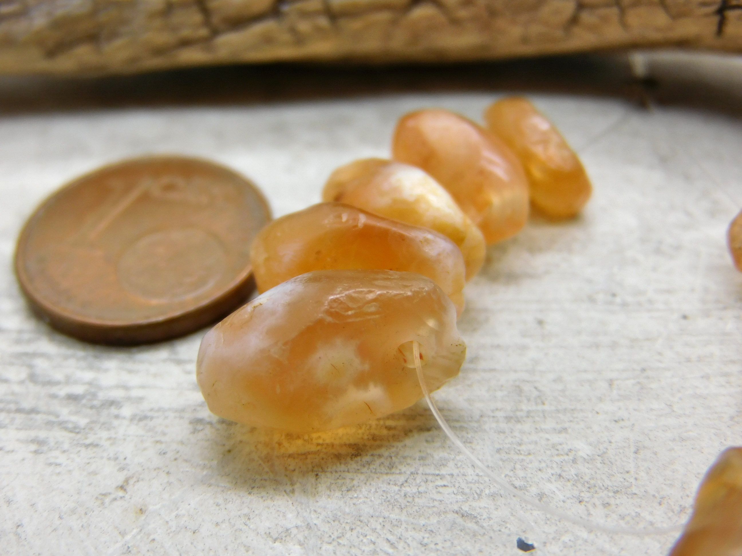 11 kleine antike Stein-Anhänger aus der Sahara - Karneol - Tropfen/Zähne 