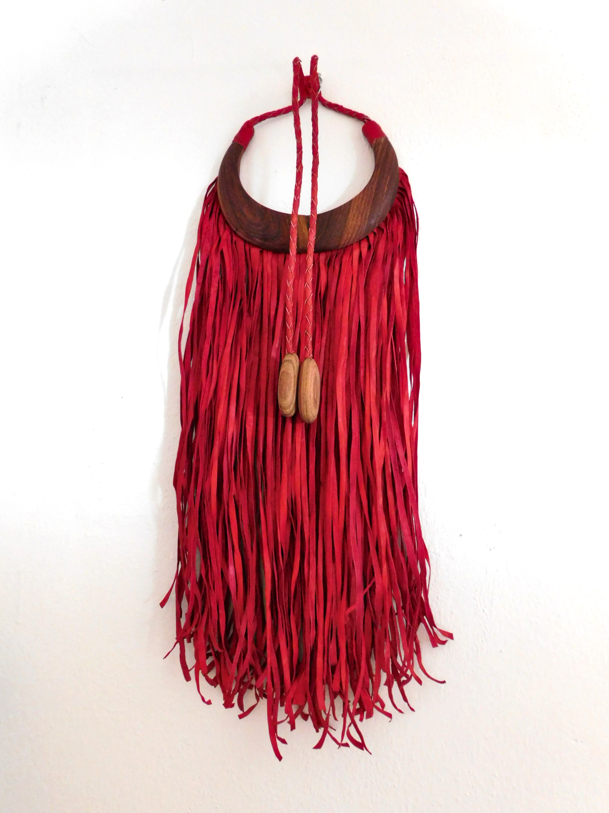 afrikanische Dekoration aus Leder und Holz, Halskette - rot