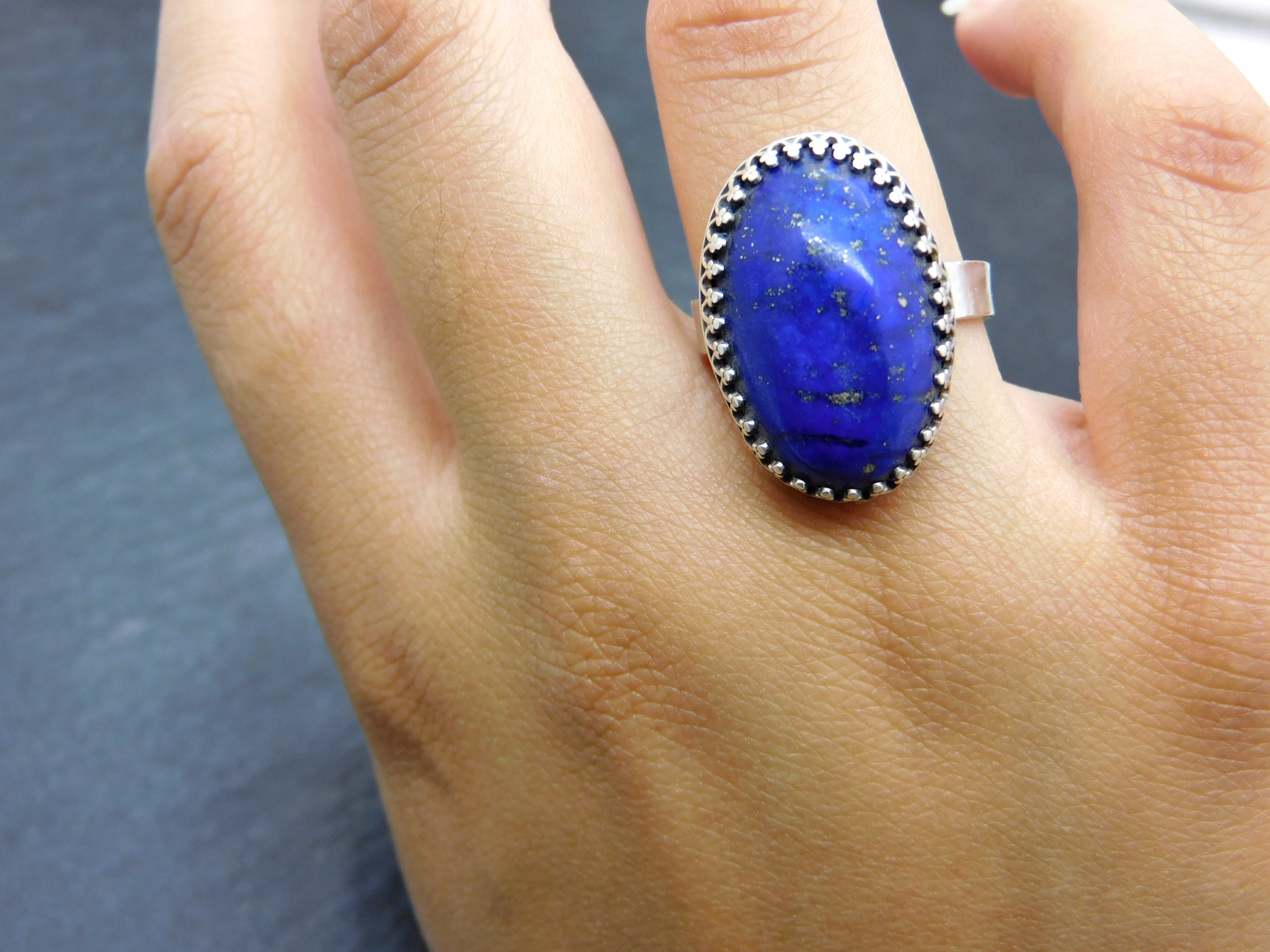 Lapis Lazuli ring in hand forged decorative setting - Sterlingsilver