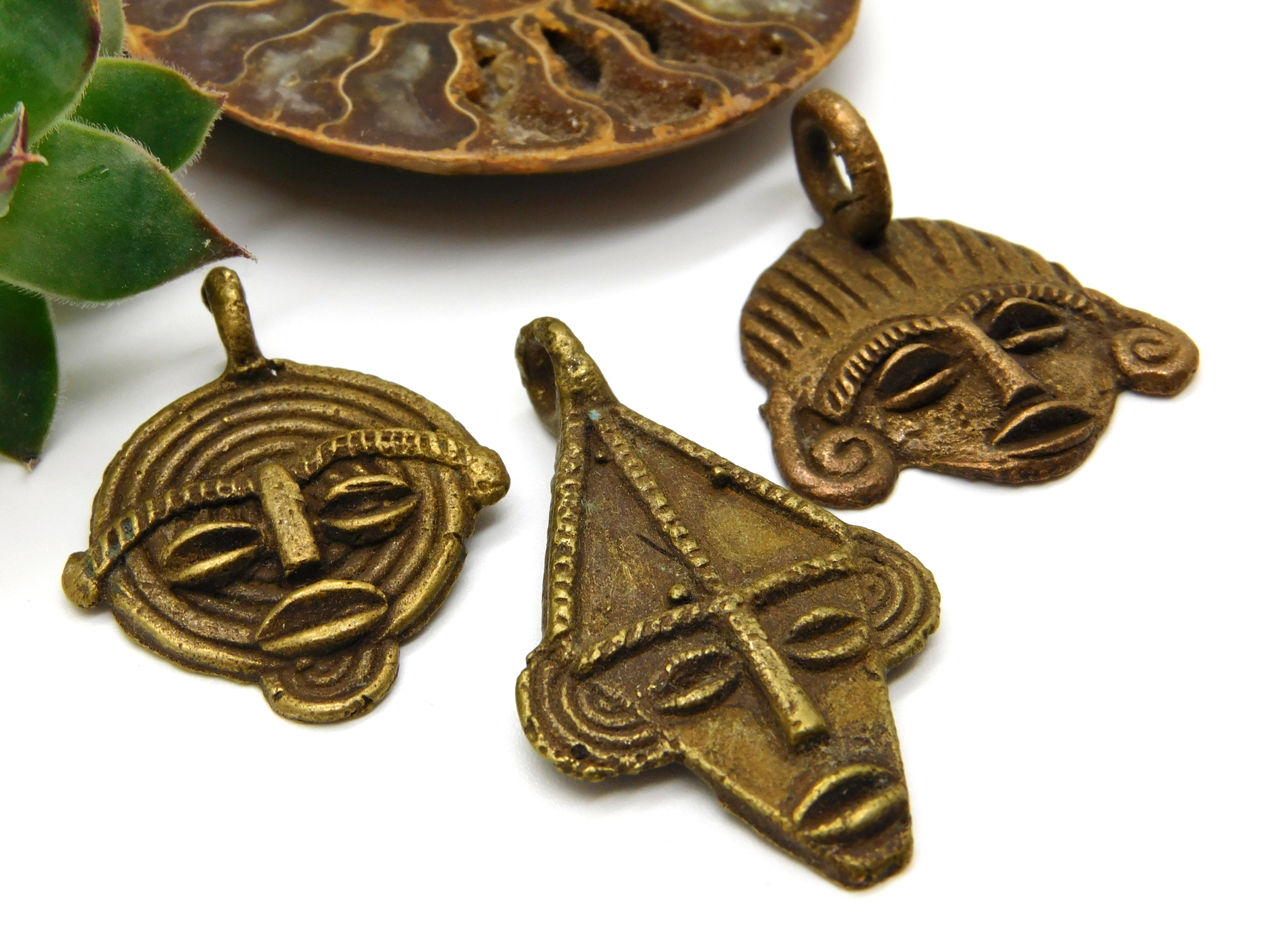 3 handgemachte afrikanische Bronze-/Messing-Anhänger - Masken
