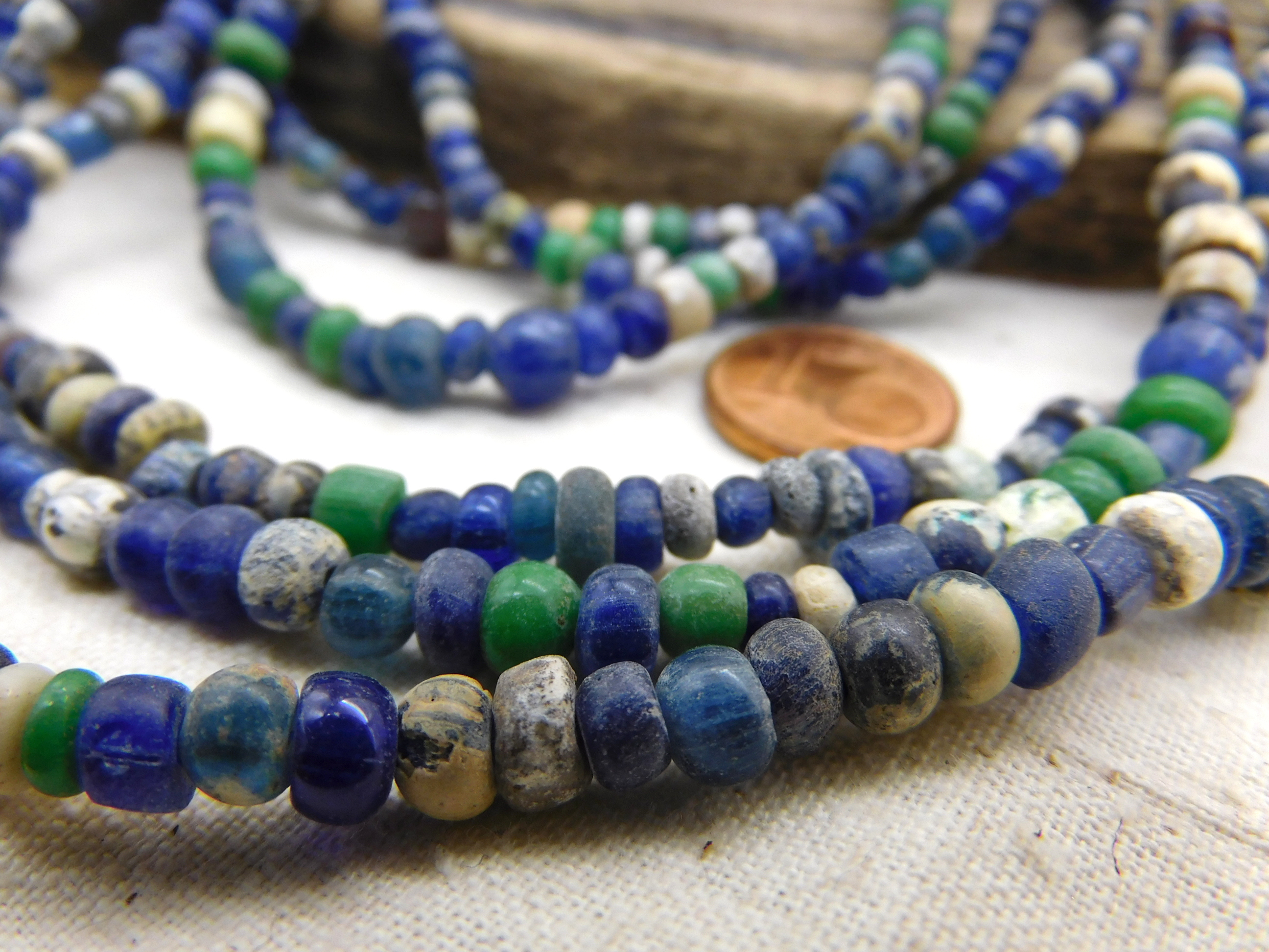 antike Glasperlen aus Mali - kleine Nila-Perlen - viel helle Patina, blau
