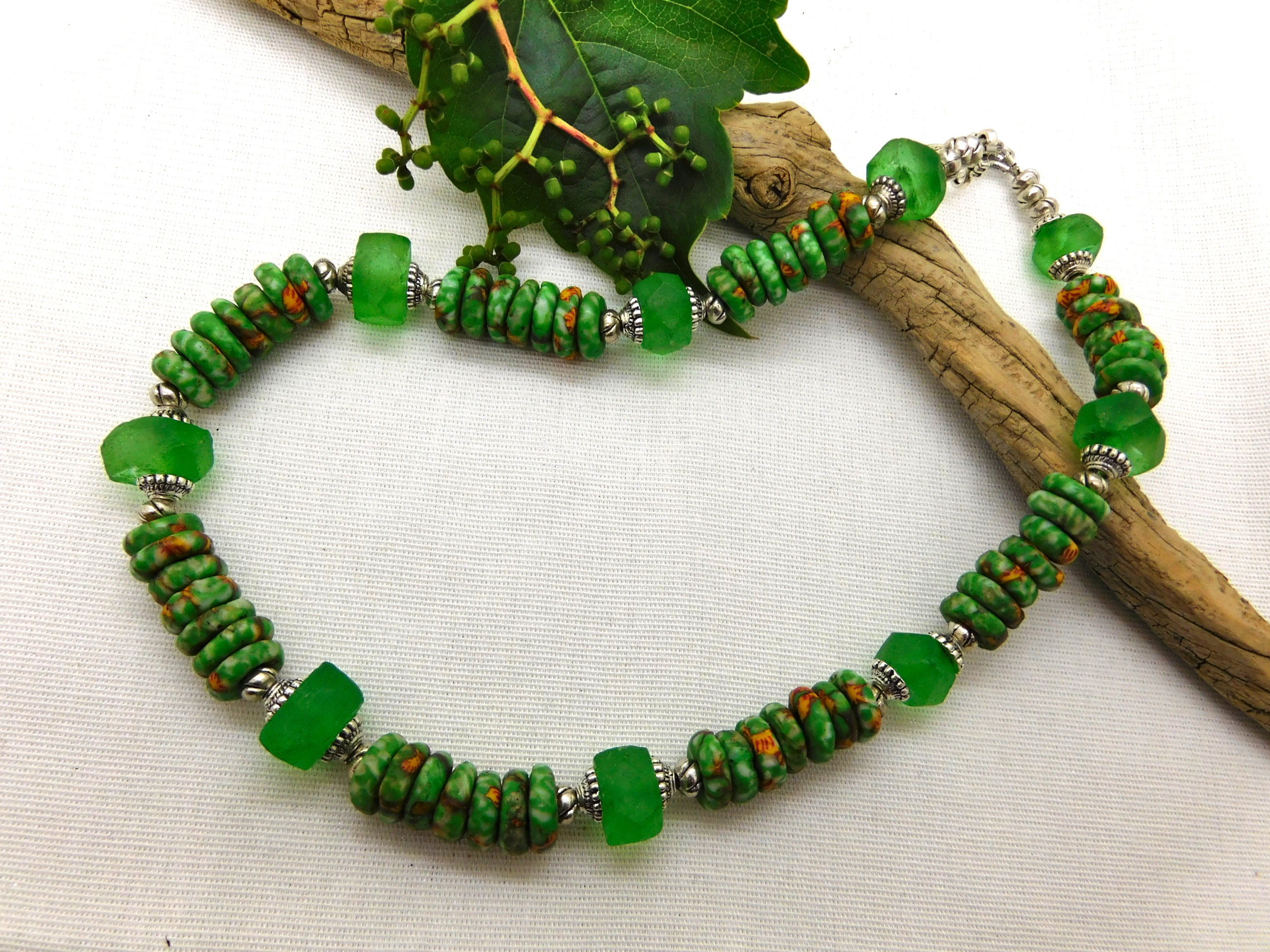 Halskette - afrikanische Krobo-Glas-Rondelle - grün, gelb, silber