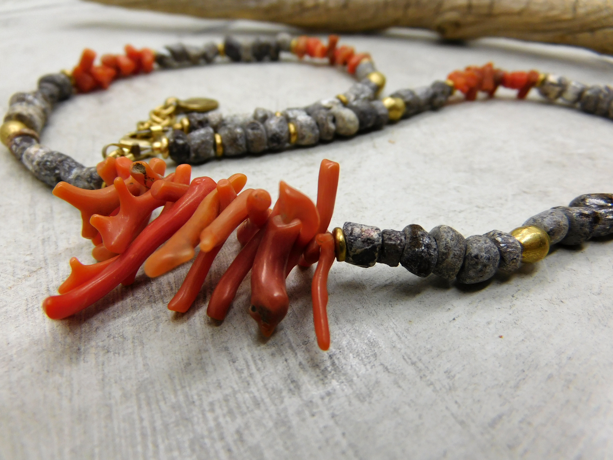 Halskette - antike Djenné-Glasperlen und Ast-Koralle aus Afrika