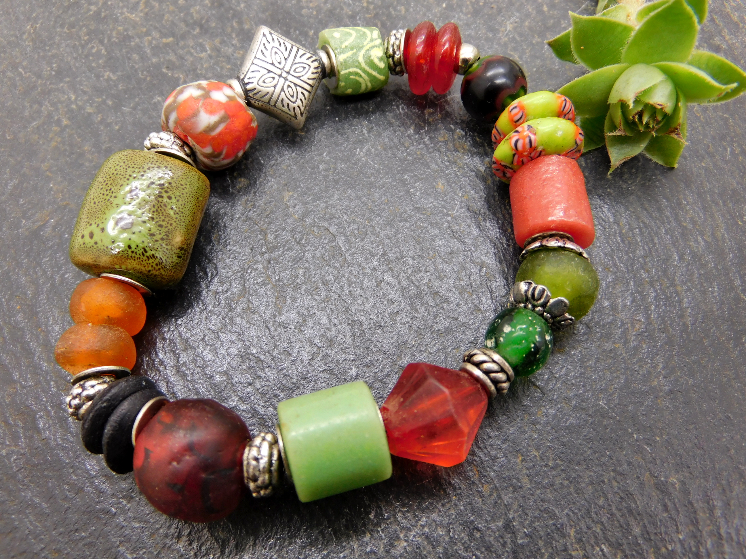 afrikanisches Armband - Perlenmix - grün, rot, orange - elastisch