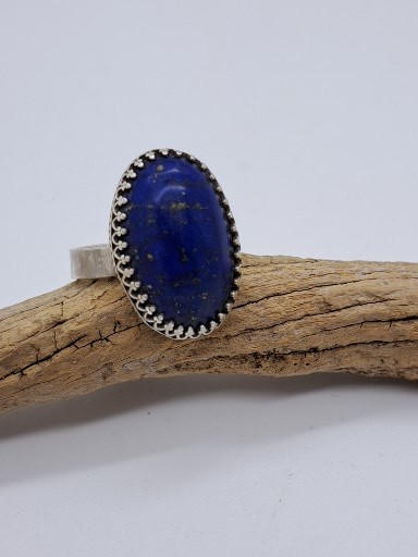 Lapis Lazuli ring in hand forged decorative setting - Sterlingsilver