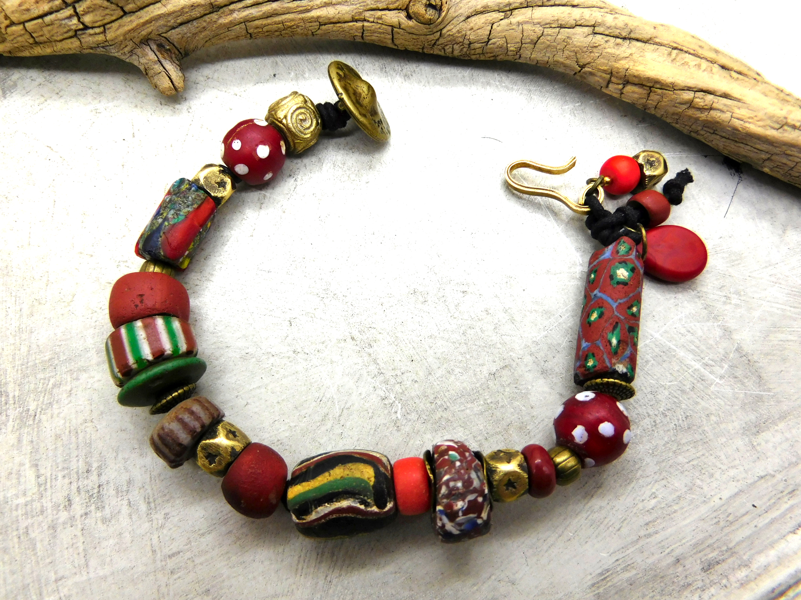 Armband mit antiken Handelsperlen Mix Rot und Grün