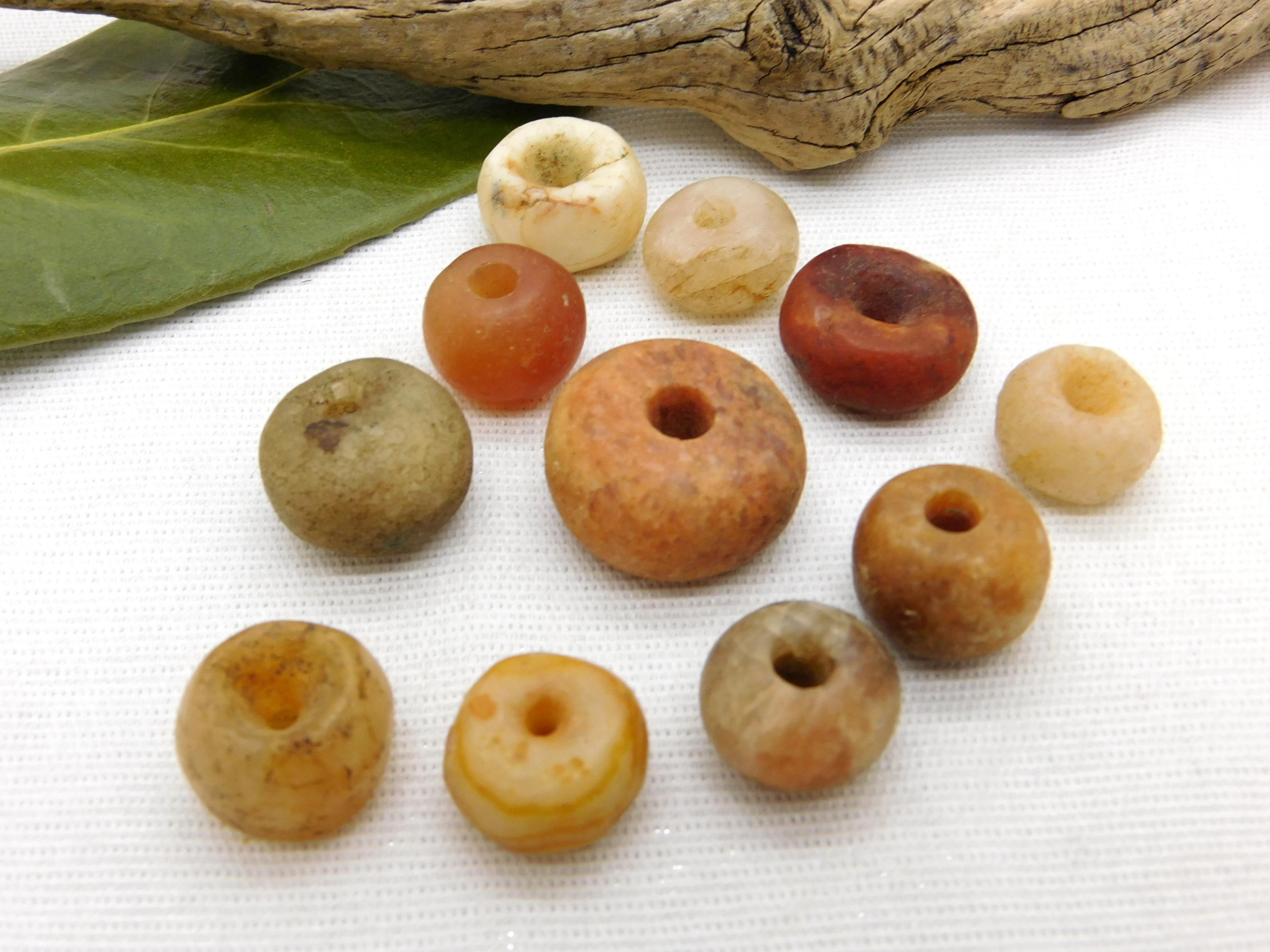 11 antike Stein-Perlen aus der Sahara - Calcit, Jaspis, Karneol, Achat, Quarz 