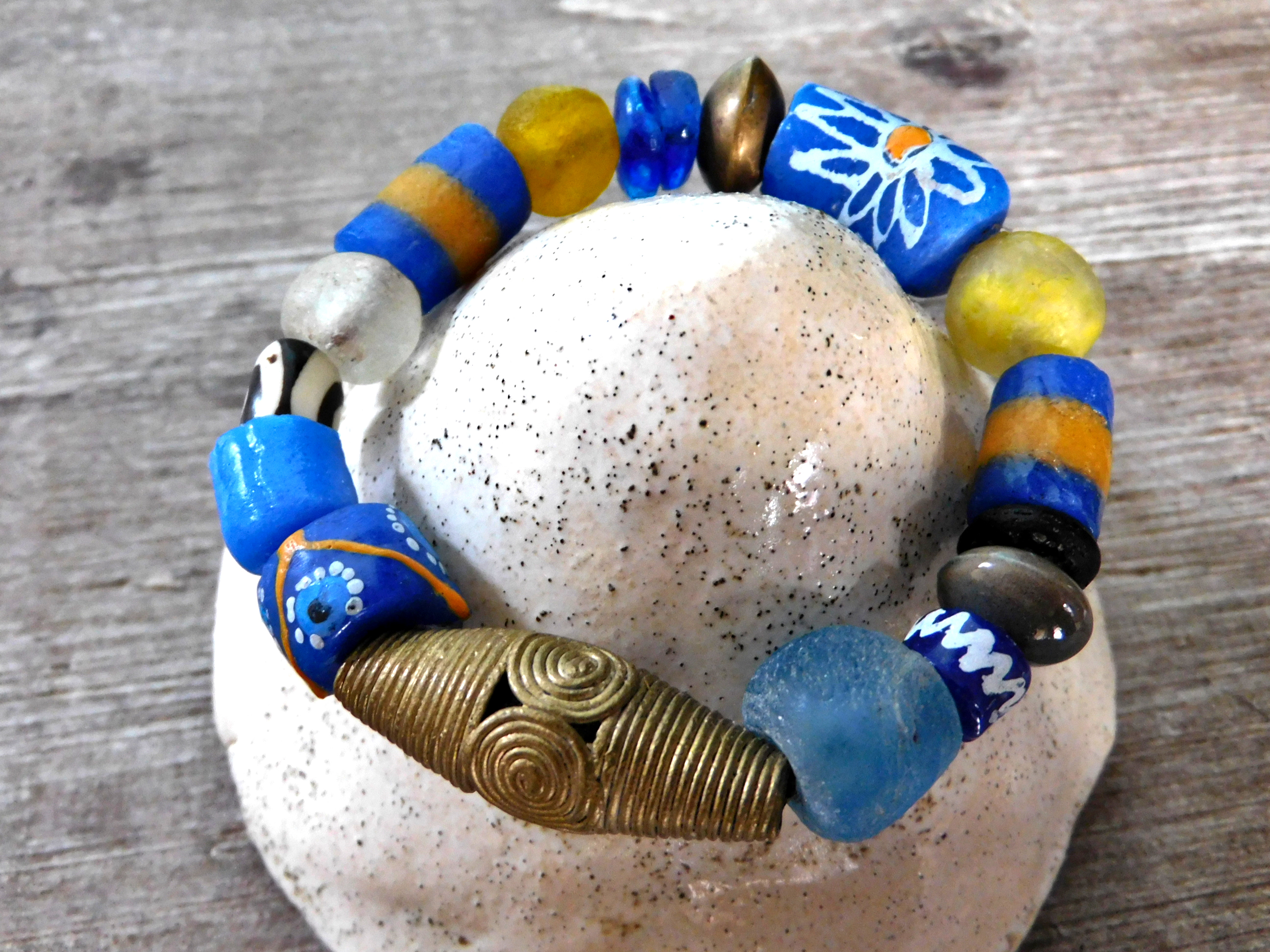 afrikanisches Armband - blau, gelb - Recyclingglas, Messing - elastisch