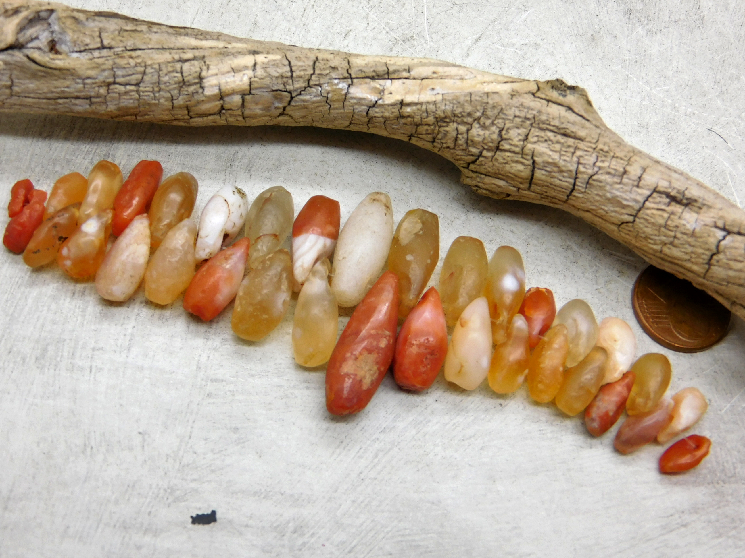 34 kleine antike Stein-Anhänger aus der Sahara - Karneol,Achat,Jaspis,Quarz - sehr selten - Tropfen Zähne