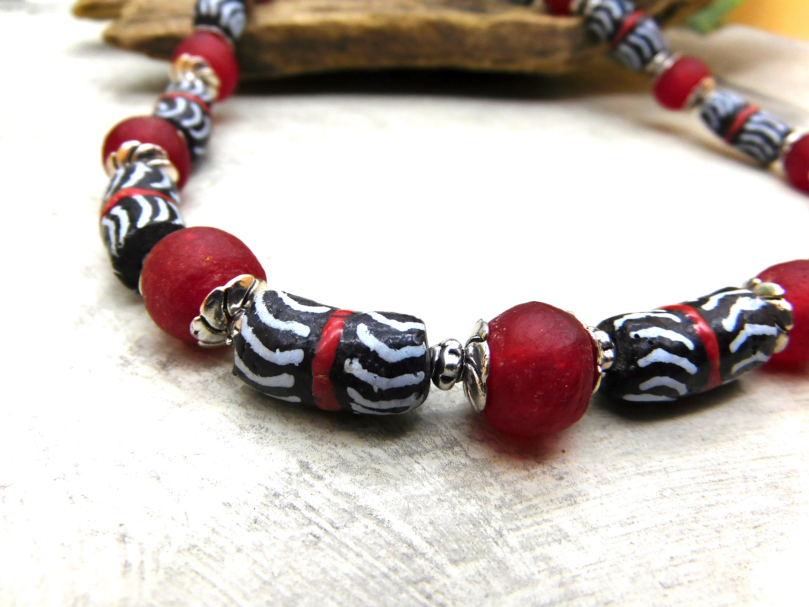 afrikanische Halskette mit Krobo-Recyclingglas in Schwarz und Rot