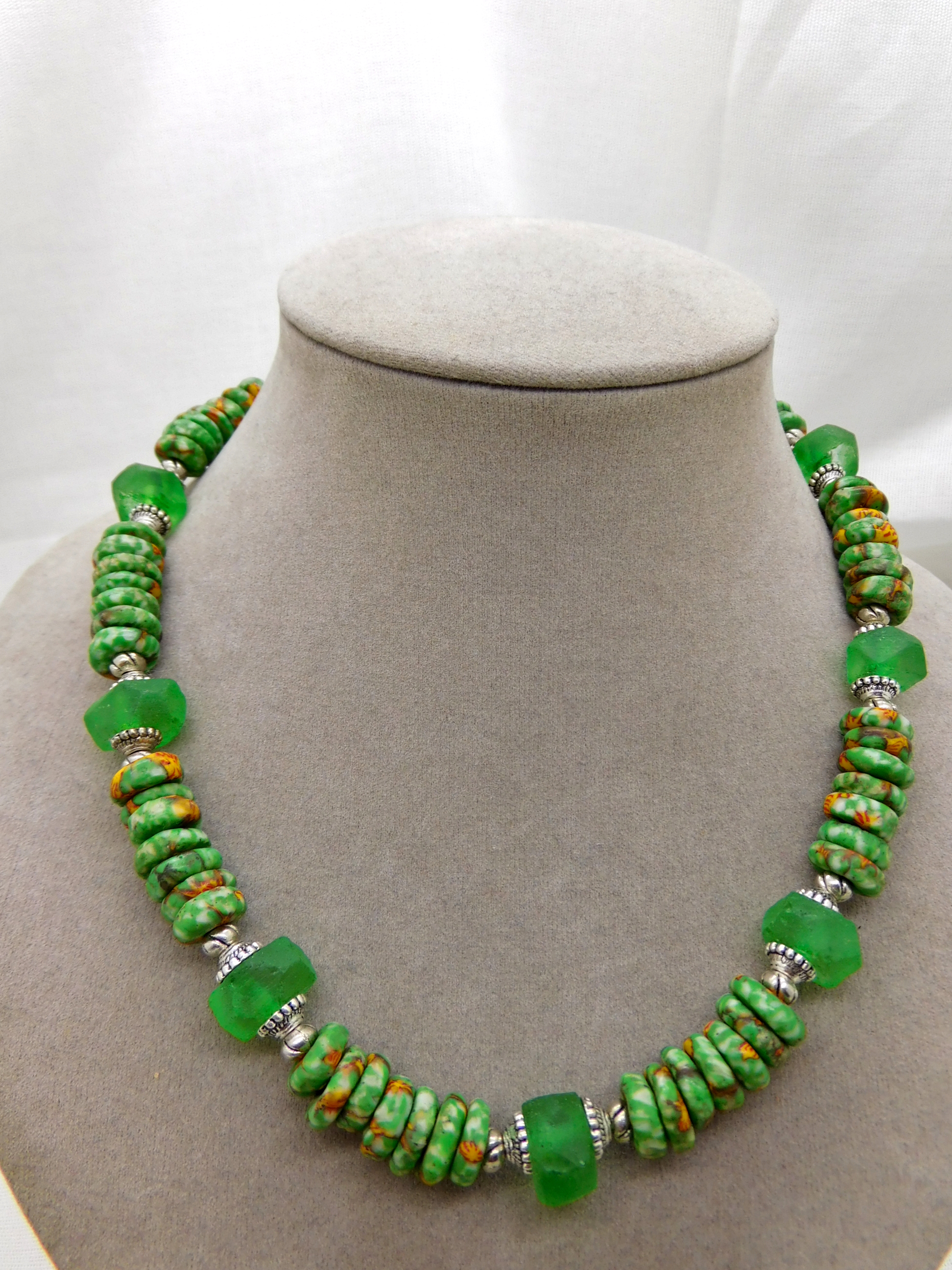 Halskette - afrikanische Krobo-Glas-Rondelle - grün, gelb, silber