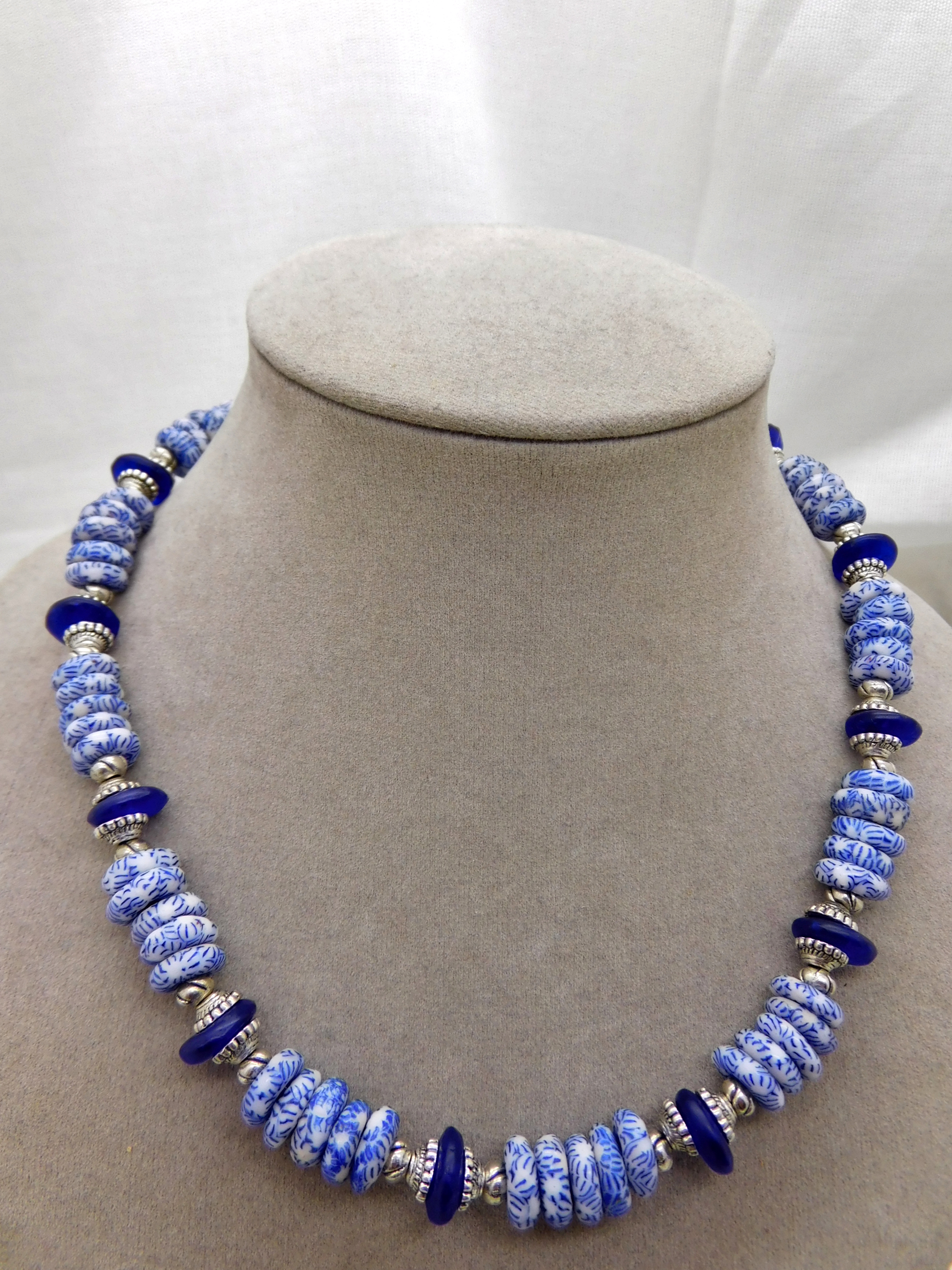 Halskette - afrikanische Krobo-Glas-Rondelle - weiß, blau, silber
