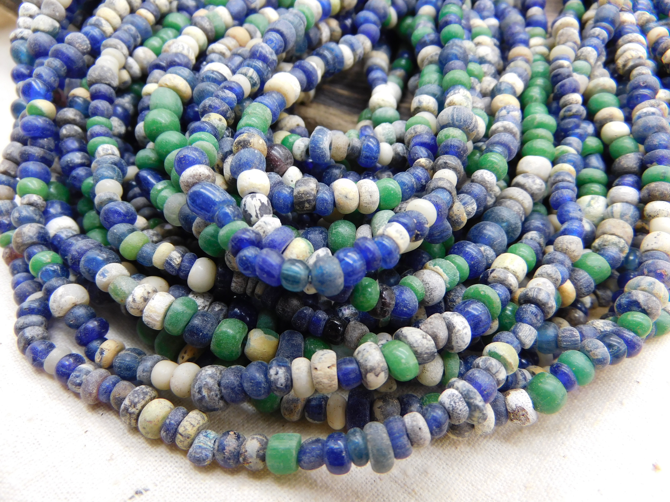antike Glasperlen aus Mali - kleine Nila-Perlen - viel helle Patina, blau
