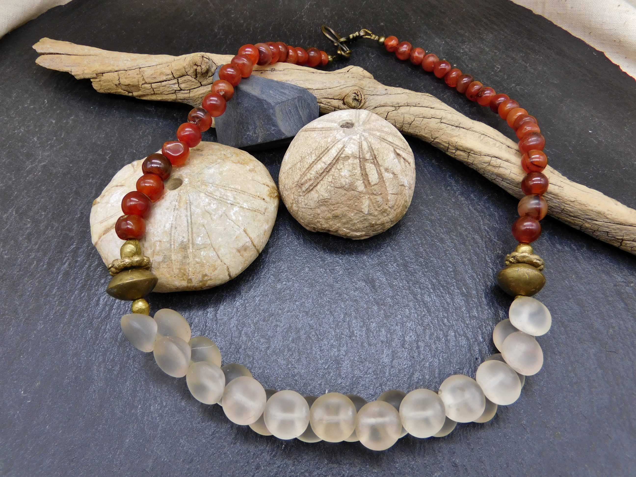 ethnische Halskette, Karneol und böhmische Glasperlen aus Afrika, Messing