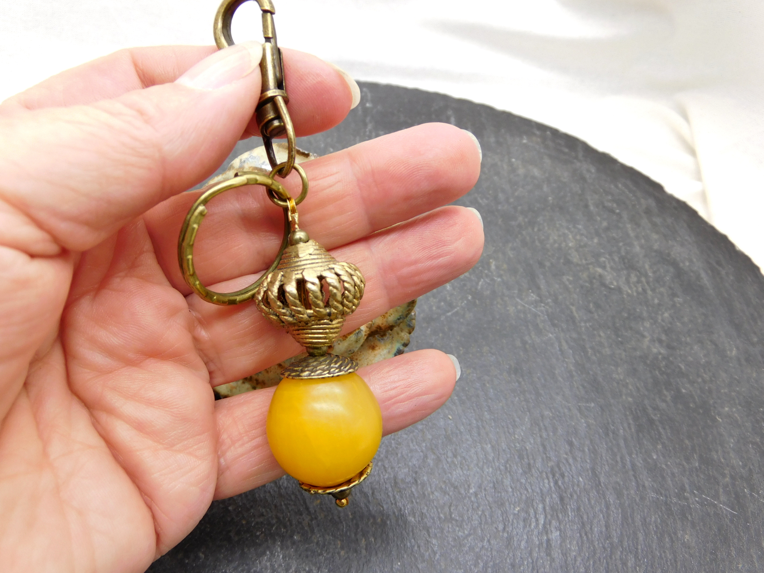 Schlüsselanhänger / Taschenbaumler im Ethno-Stil mit großer Amber Perle