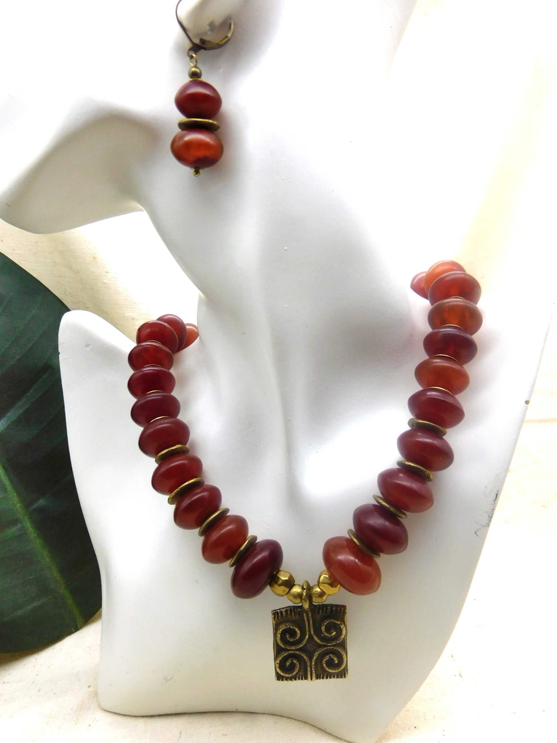 afrikanisch inspirierte Halskette mit Resin Bernstein-Imitat und Sankofa Bronze Anhänger