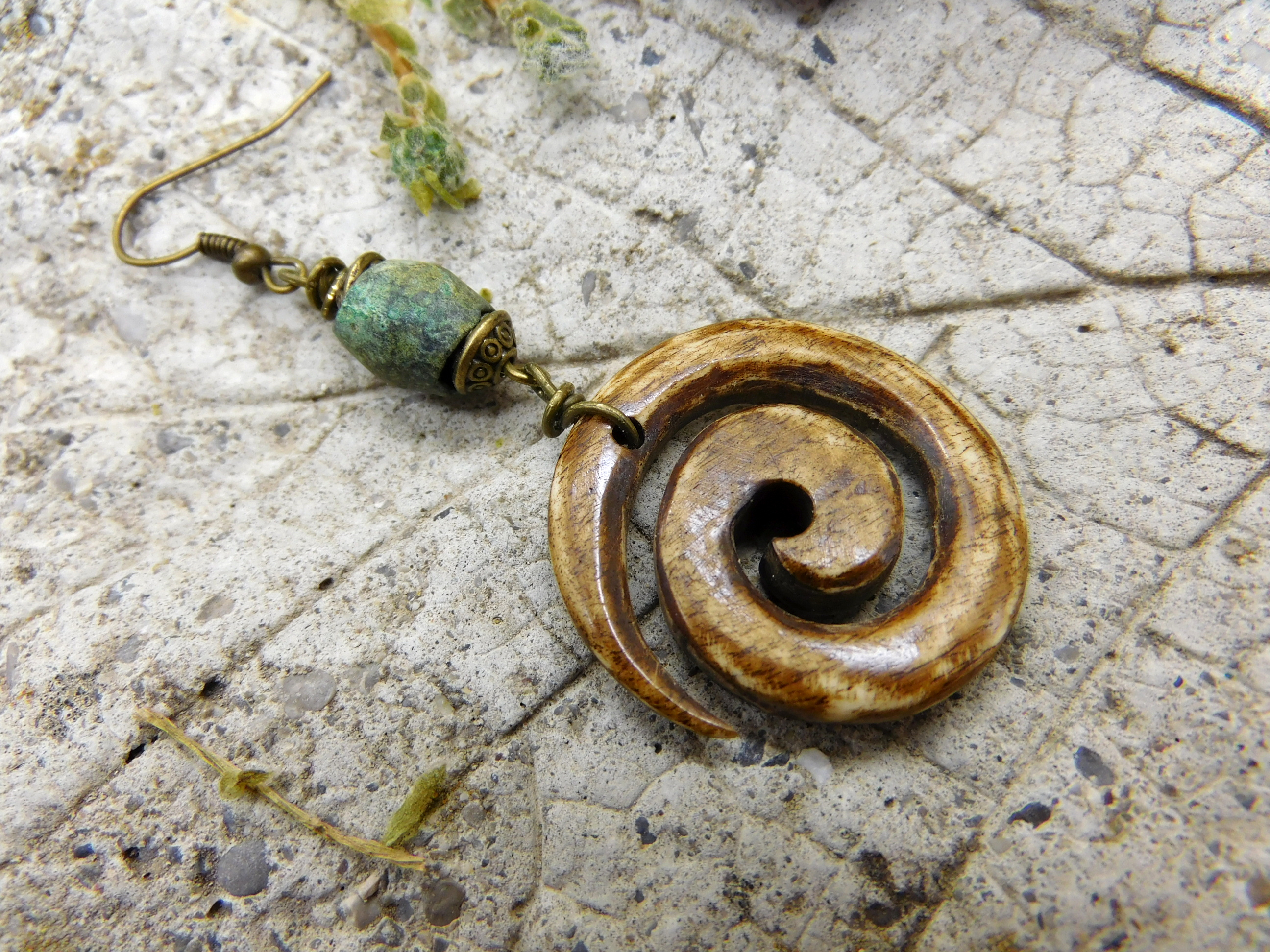Wikinger-Ohrring, Kelten, mit antikem Grünspan-Metall und Spiral-Anhänger aus Bein