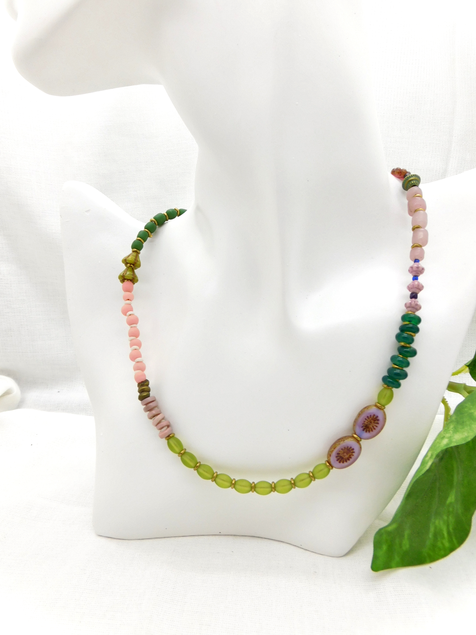 Halskette mit Glasperlenmix und Messing - rosa grün