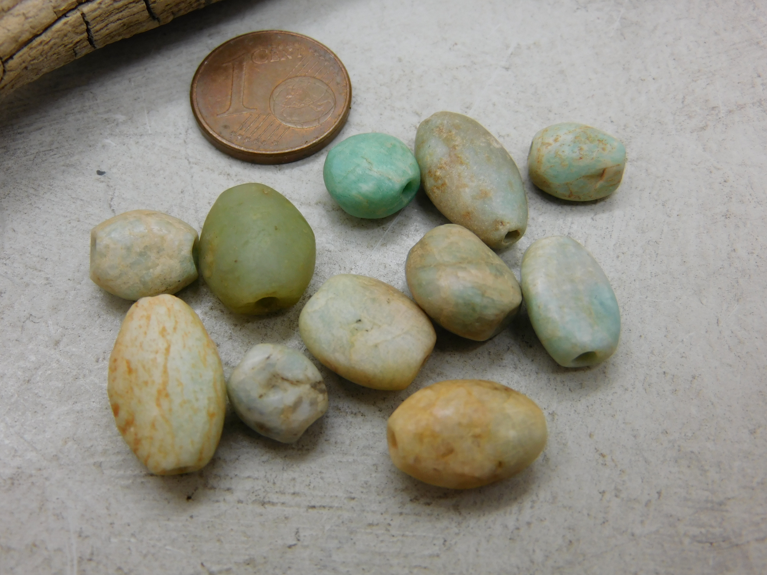 11 kleinere antike Amazonit-Perlen aus Mauretanien - seltener Sahara Stein 
