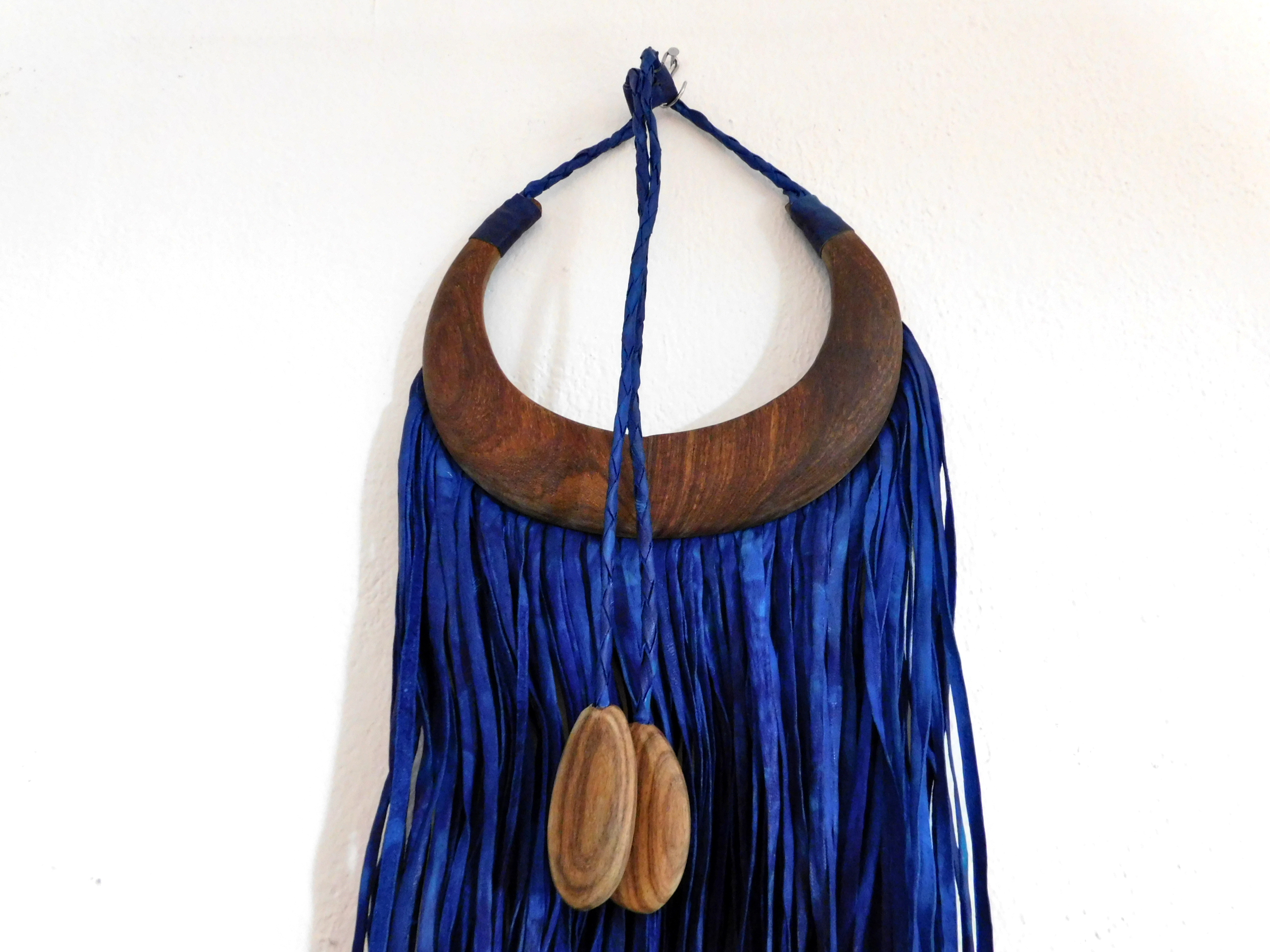 afrikanische Dekoration aus Leder und Holz, Halskette - blau