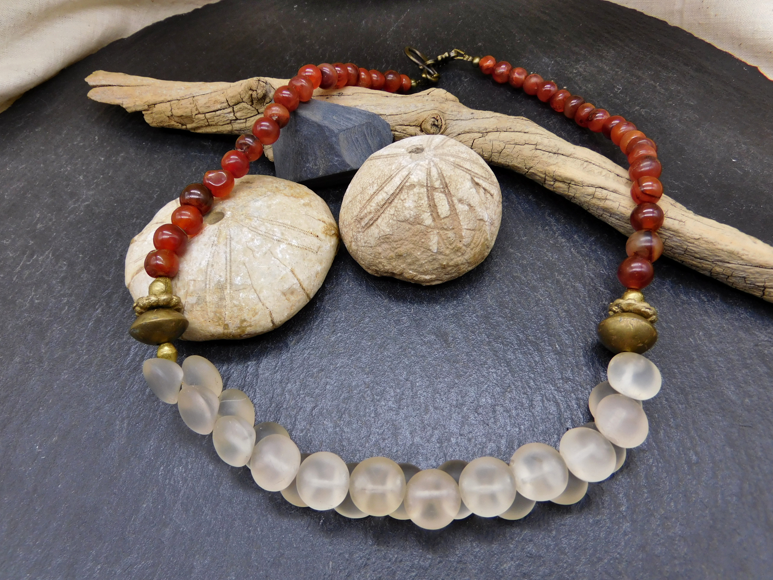 ethnische Halskette, Karneol und böhmische Glasperlen aus Afrika, Messing