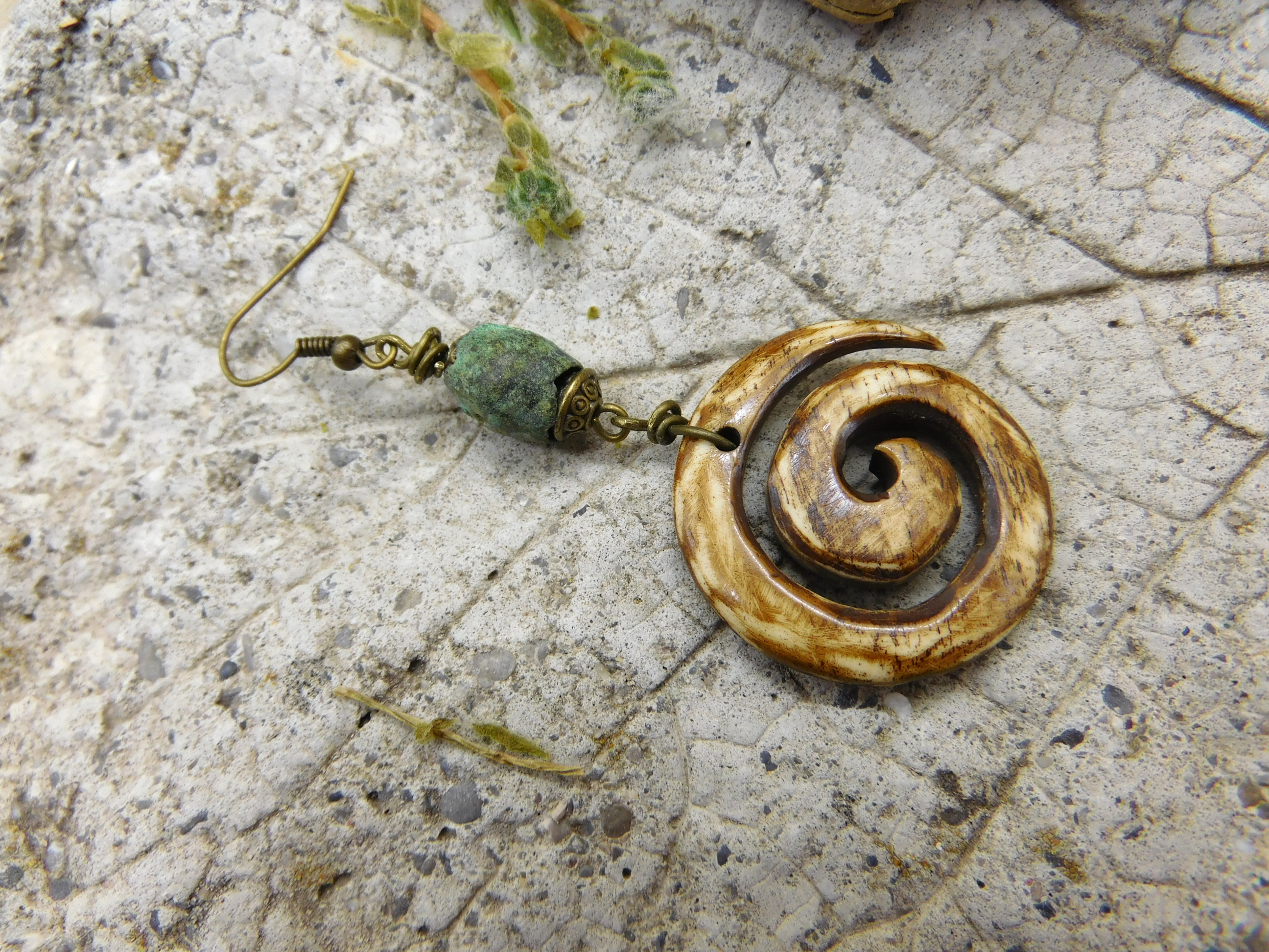 Wikinger-Ohrring, Kelten, mit antikem Grünspan-Metall und Spiral-Anhänger aus Bein