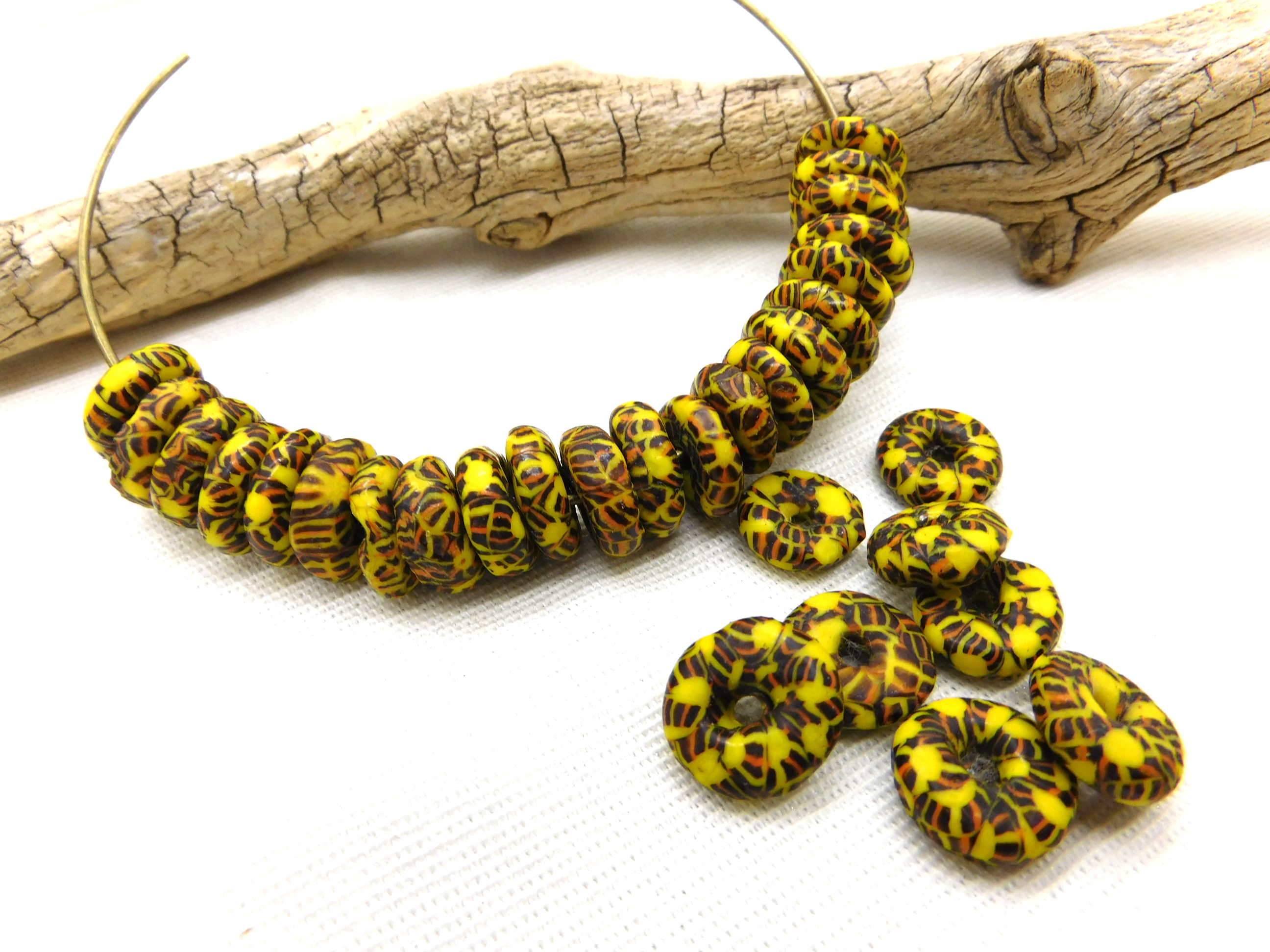 30 recycled Beads Rondelle - Krobo - Gelb, Schwarz, Rot 