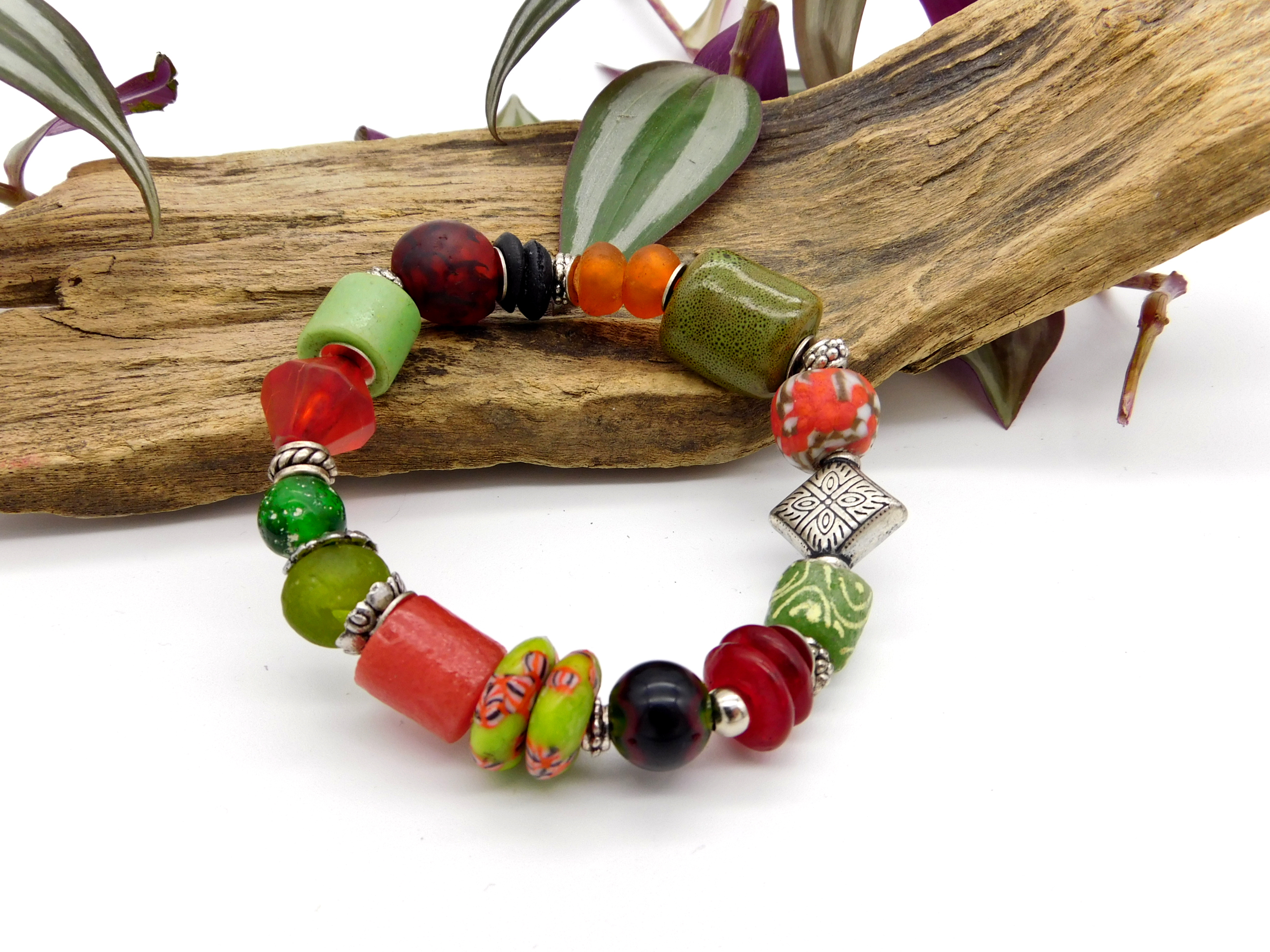 afrikanisches Armband - Perlenmix - grün, rot, orange - elastisch