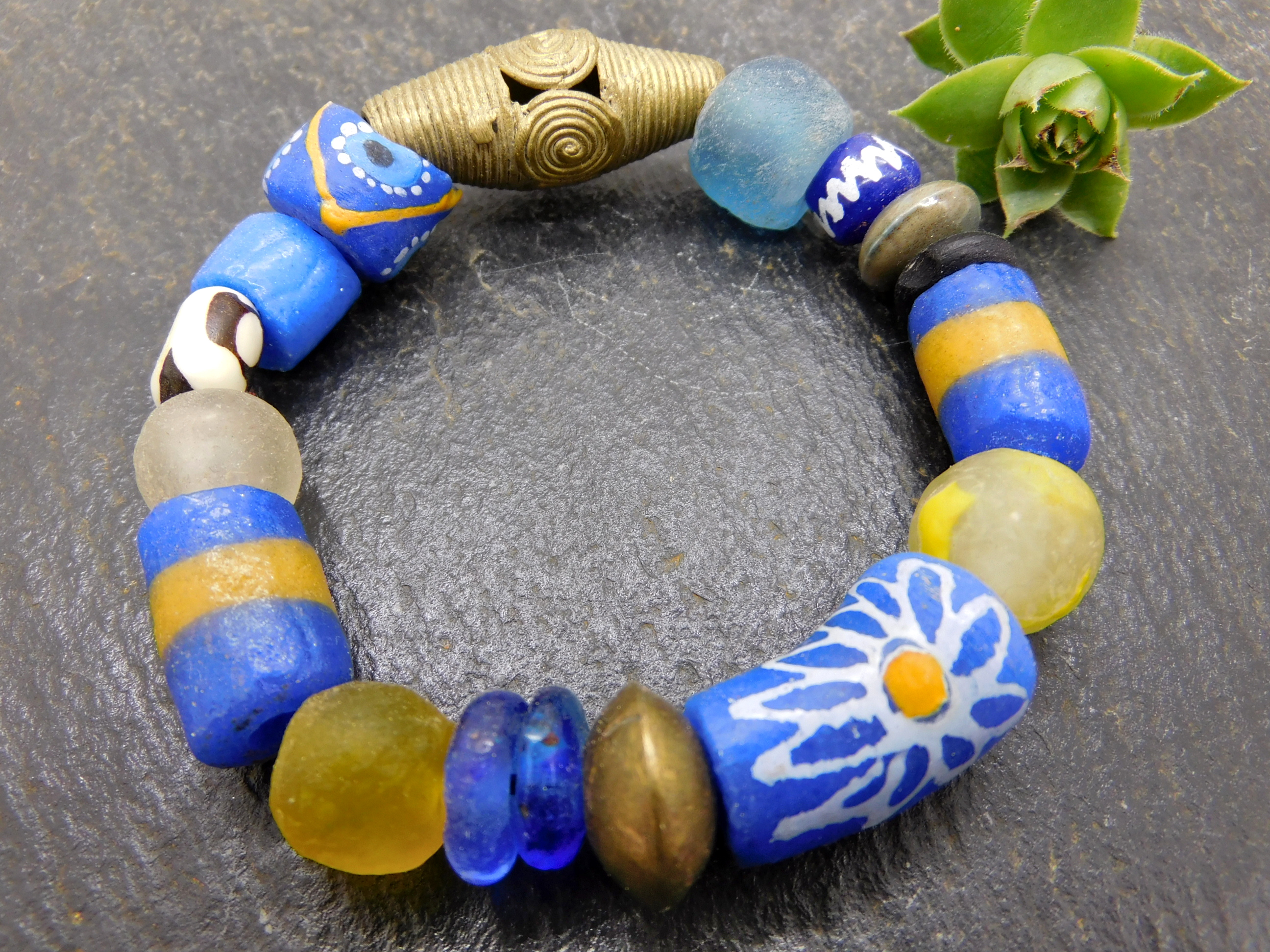 afrikanisches Armband - blau, gelb - Recyclingglas, Messing - elastisch