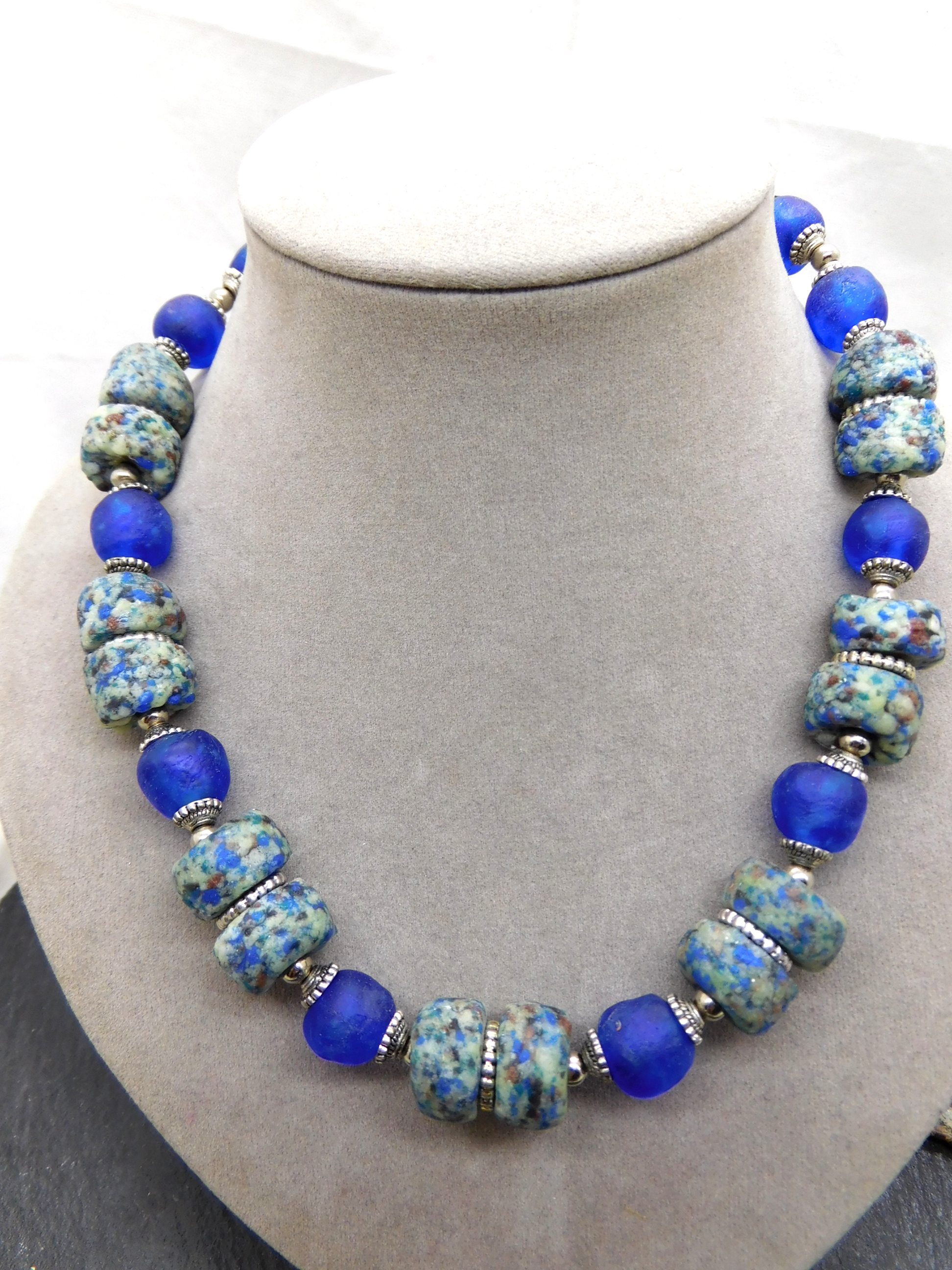 Statement Halskette mit Krobo Recyclingglas Perlen - blau-grau-silber