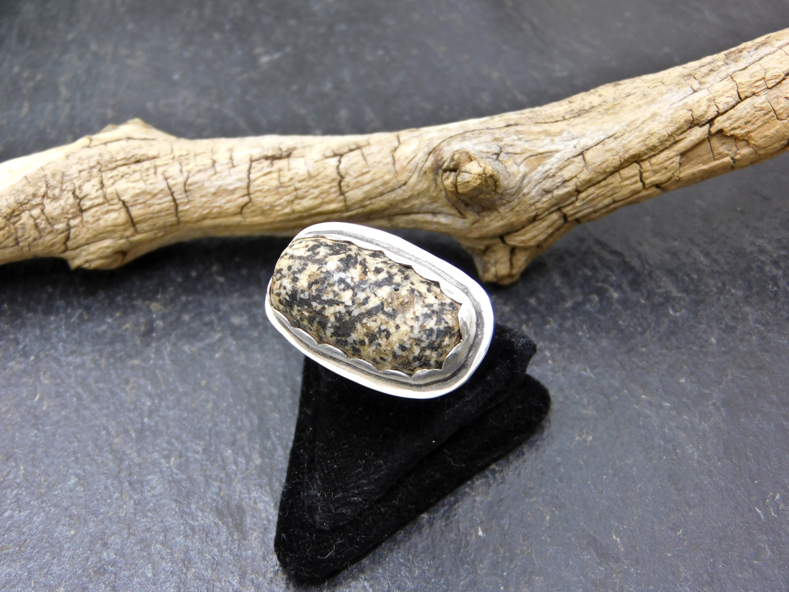 Ring handgeschmiedet mit antikem Granit aus der Sahara, 925er Silber 