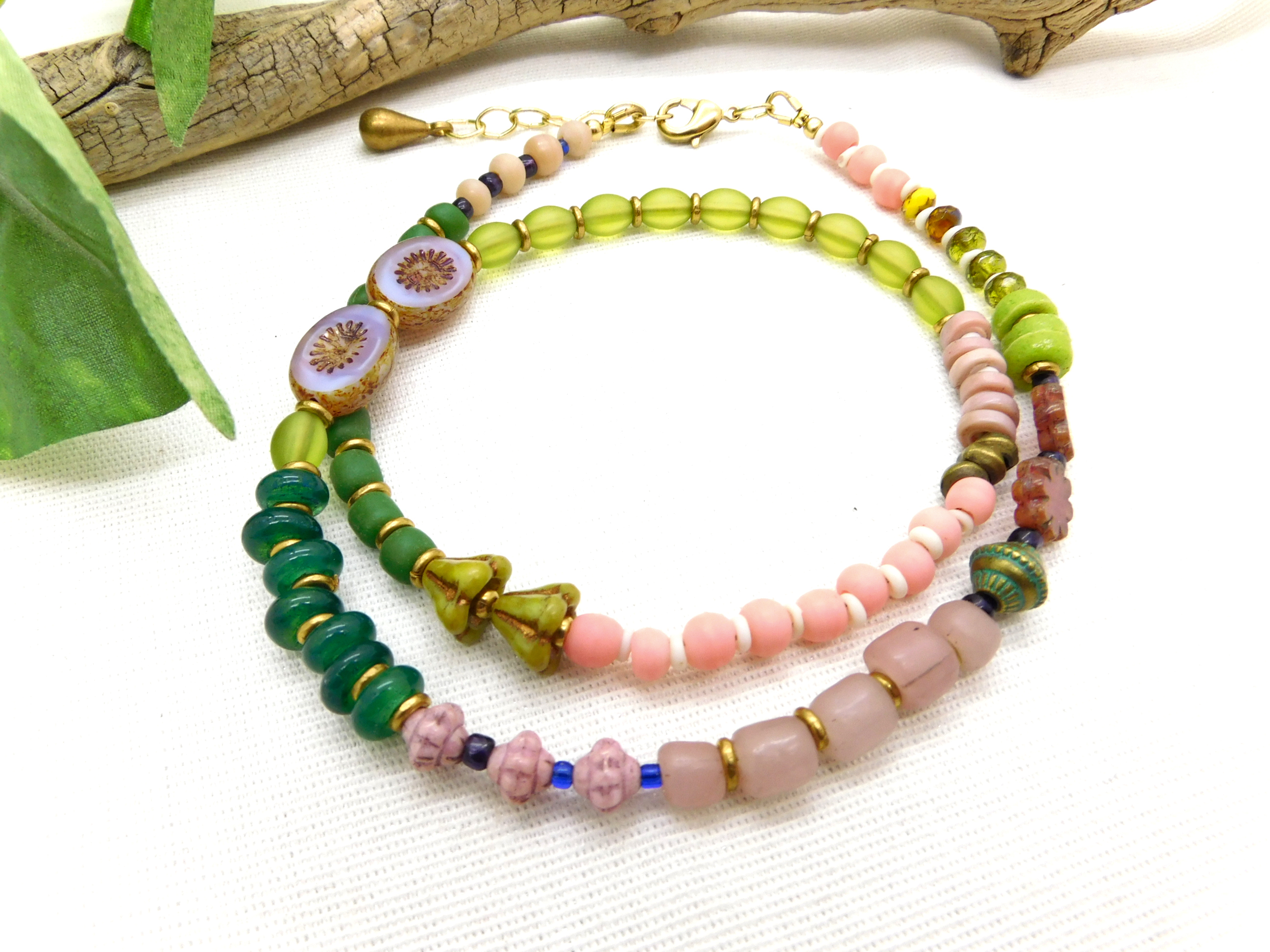 Halskette mit Glasperlenmix und Messing - rosa grün