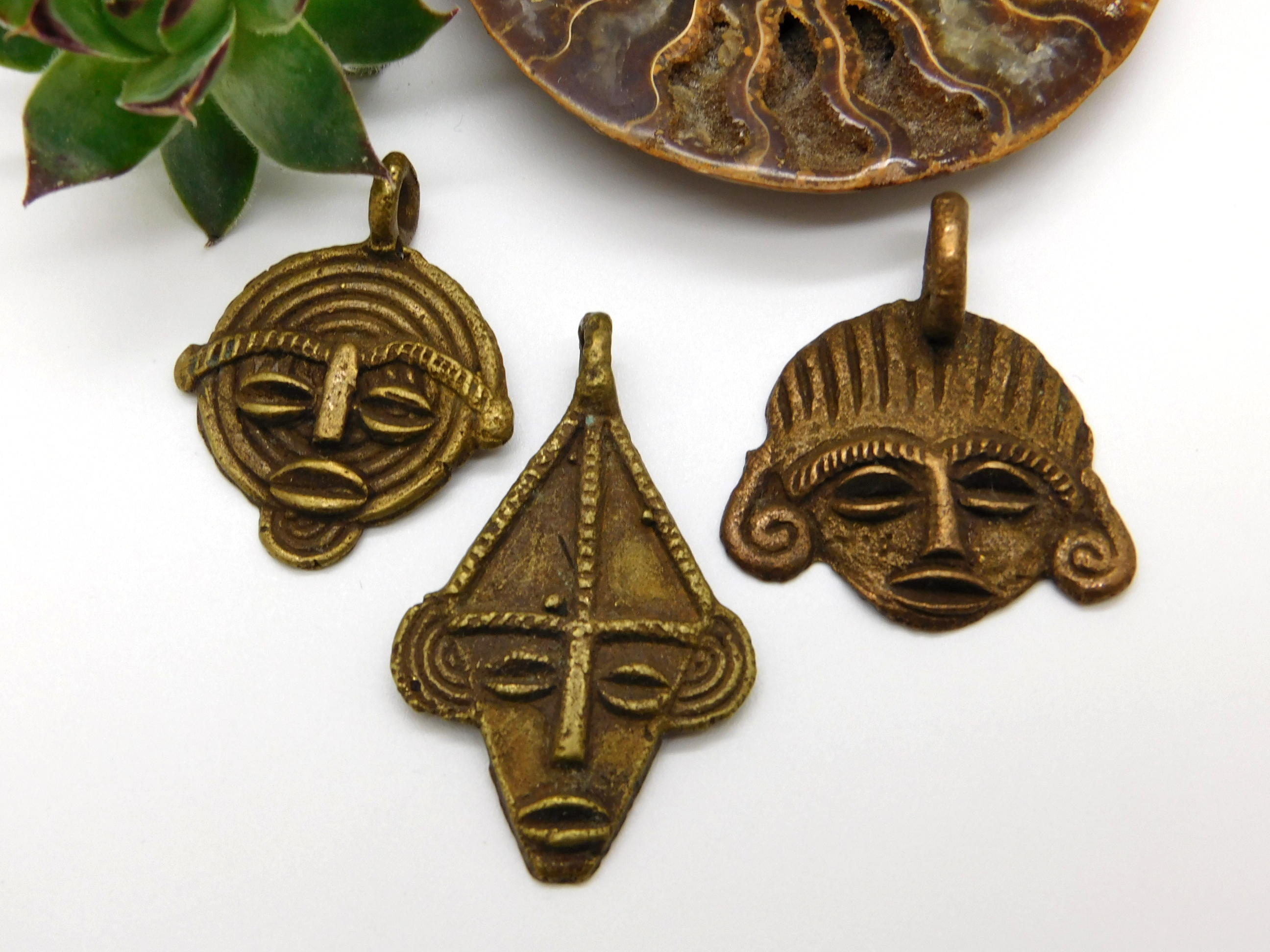 3 handgemachte afrikanische Bronze-/Messing-Anhänger - Masken
