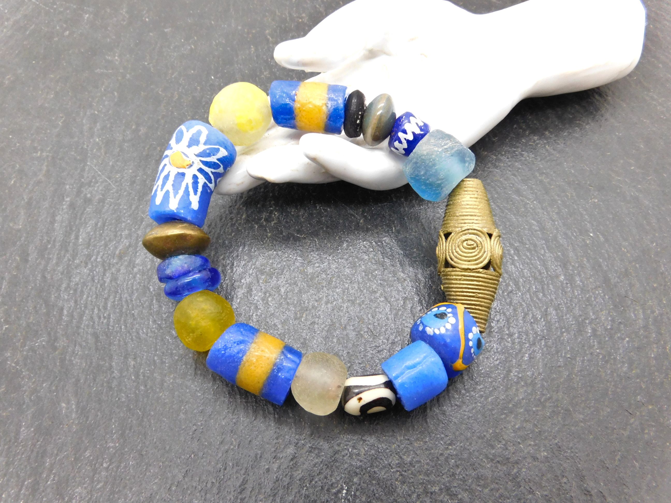 afrikanisches Armband - blau, gelb - Recyclingglas, Messing - elastisch